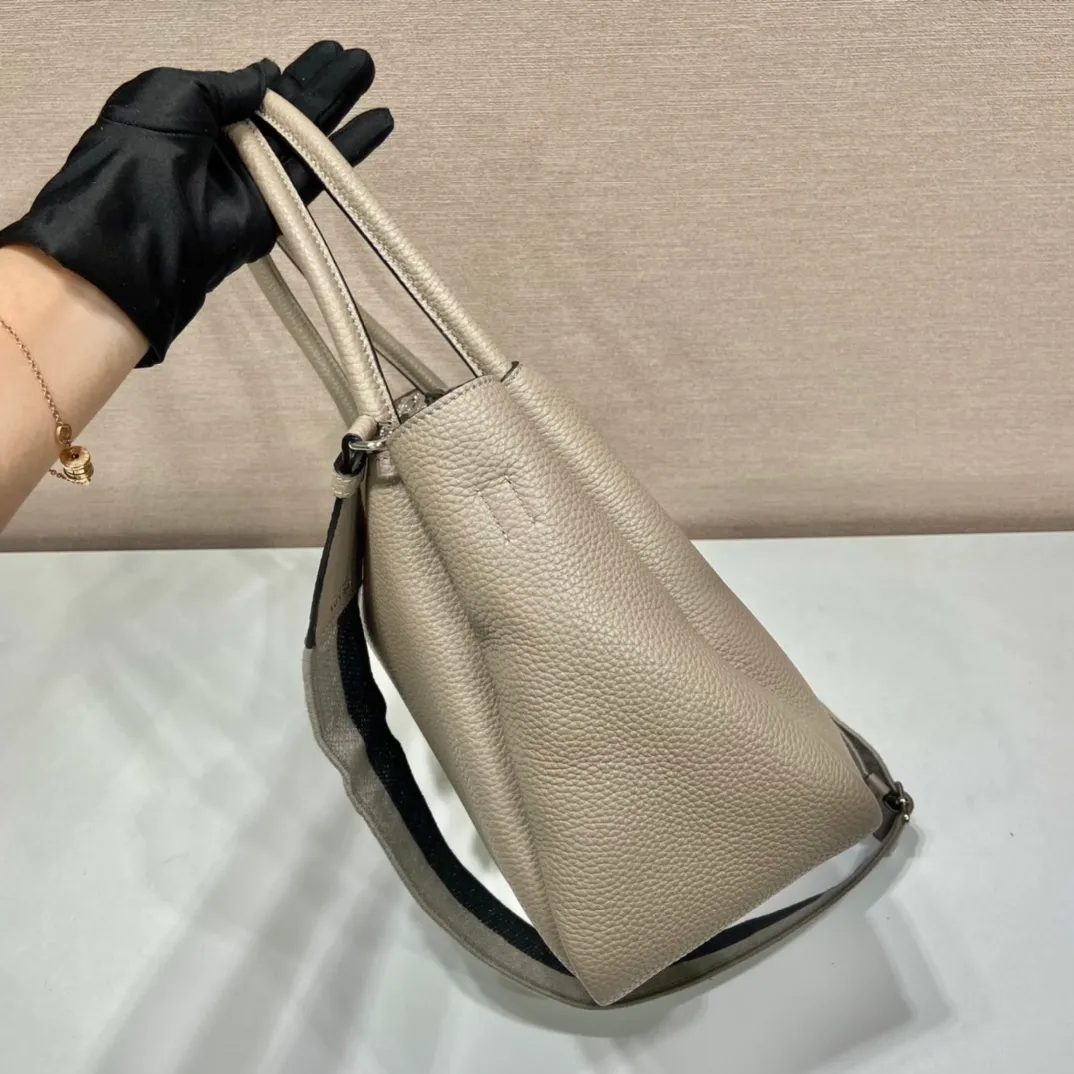 💰2040🎉New double shoulder strap🎉1BC170 double shoulder strap🎉Large size This double shoulder strap is made of imported deerskin grain cowhide and equipped with two interchangeable and adjustable long shoulder straps. The combination of fabric webbing and cowhide is perfect😘, versatile for mixing and matching different clothes on different occasions😘, large capacity, many compartments, super soft feel🎉Hurry up and get it🎉 Length 32x Height 26x Bottom 13cm🎉🎉🎉👏👏👏