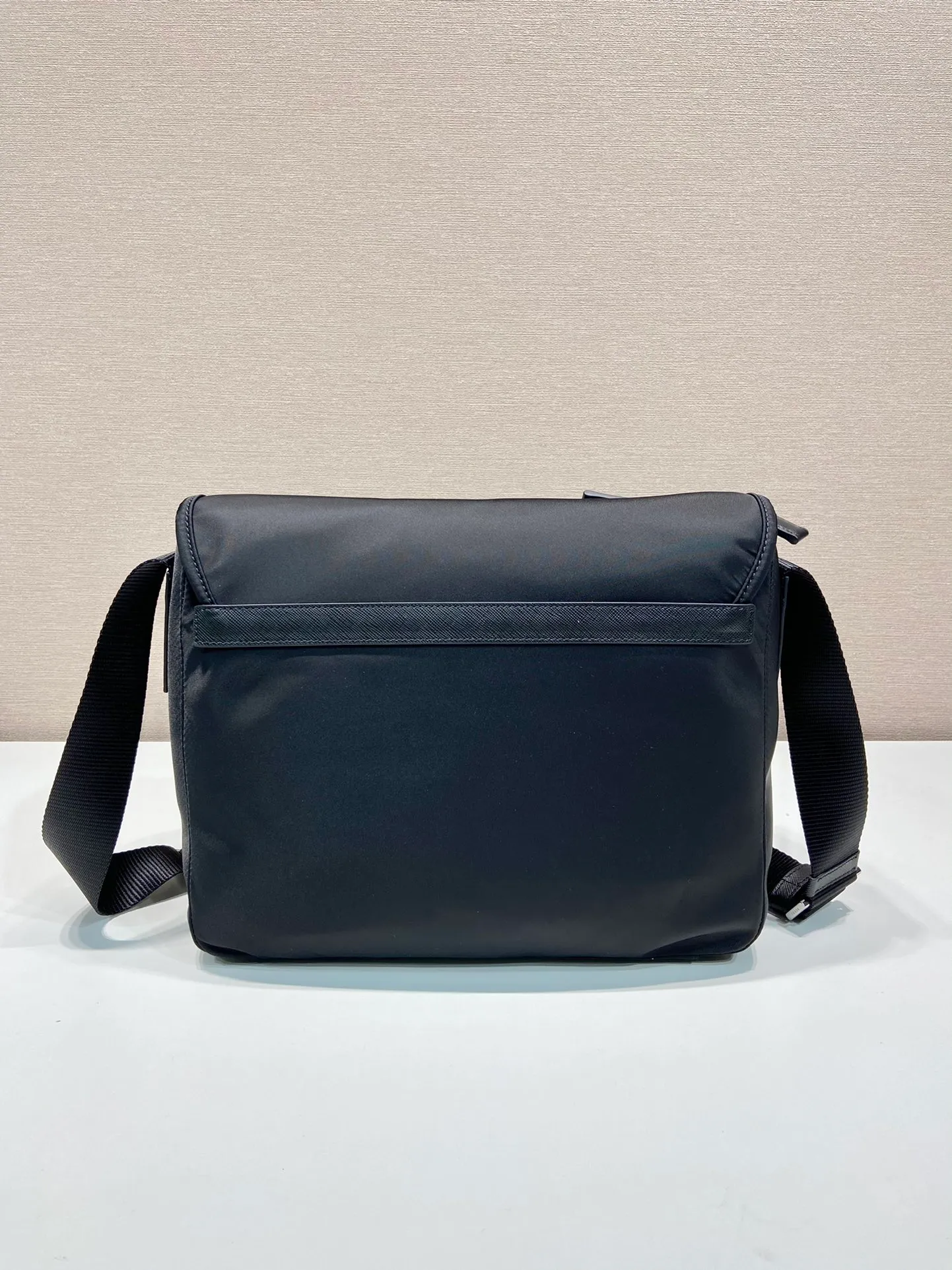 💰1120🎉New messenger bag🎉1BD953🎉🎉 This messenger bag is embellished with Saffiano leather details. Decorated with logo and steel hardware triangle elements, it is equipped with adjustable fabric shoulder straps, zippers, and flap opening and closing pockets. It has a very large capacity and a great upper body effect. Get it now👏👏Another popular style that will never go out of style🎉🎉 Length 30x Height 25x Bottom 11cm