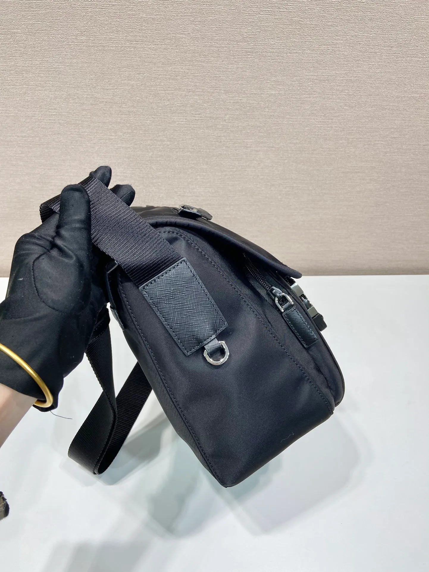 💰1120🎉New messenger bag🎉1BD953🎉🎉 This messenger bag is embellished with Saffiano leather details. Decorated with logo and steel hardware triangle elements, it is equipped with adjustable fabric shoulder straps, zippers, and flap opening and closing pockets. It has a very large capacity and a great upper body effect. Get it now👏👏Another popular style that will never go out of style🎉🎉 Length 30x Height 25x Bottom 11cm