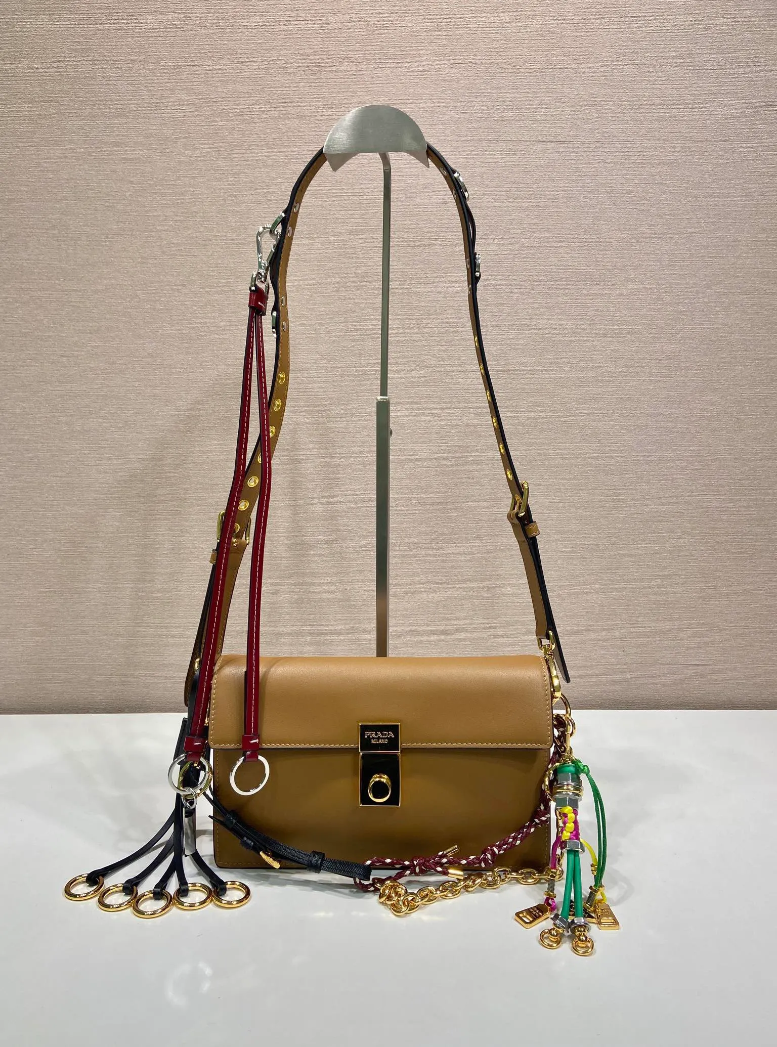 💰1700🎉New product🎉1BD379 small size🎉🎉New color This new Soft Sound handbag is made of soft leather inside/outside, with ample space, chic and versatile. One-shoulder style with two compartments and gold-tone hardware. What I love the most is the detachable pendant as the finishing touch😘to show the diverse and fashionable style. The upper body effect is so classy, ​​I love it😘, it’s another popular model for internet celebrities, babies, hurry up and get it🎉🎉 Length 24 height 13.5x bottom 6cm🎉🎉🎉👏👏👏