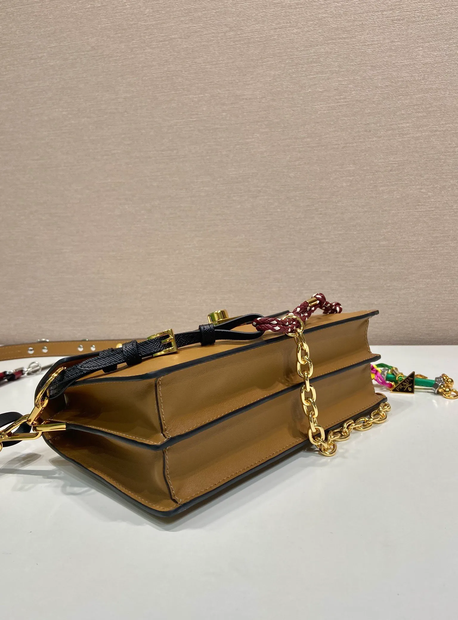 💰1700🎉New product🎉1BD379 small size🎉🎉New color This new Soft Sound handbag is made of soft leather inside/outside, with ample space, chic and versatile. One-shoulder style with two compartments and gold-tone hardware. What I love the most is the detachable pendant as the finishing touch😘to show the diverse and fashionable style. The upper body effect is so classy, ​​I love it😘, it’s another popular model for internet celebrities, babies, hurry up and get it🎉🎉 Length 24 height 13.5x bottom 6cm🎉🎉🎉👏👏👏