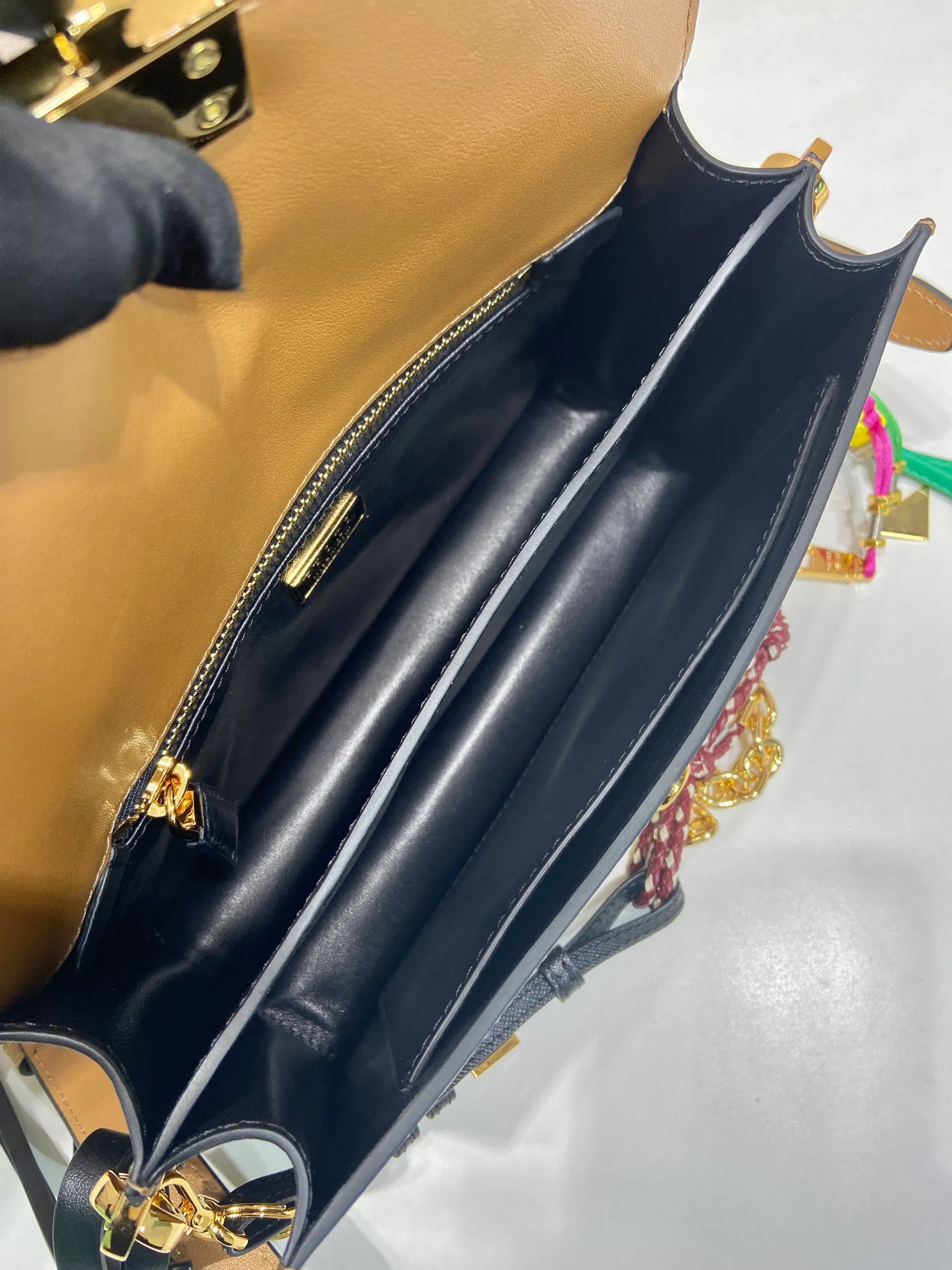 💰1700🎉New product🎉1BD379 small size🎉🎉New color This new Soft Sound handbag is made of soft leather inside/outside, with ample space, chic and versatile. One-shoulder style with two compartments and gold-tone hardware. What I love the most is the detachable pendant as the finishing touch😘to show the diverse and fashionable style. The upper body effect is so classy, ​​I love it😘, it’s another popular model for internet celebrities, babies, hurry up and get it🎉🎉 Length 24 height 13.5x bottom 6cm🎉🎉🎉👏👏👏