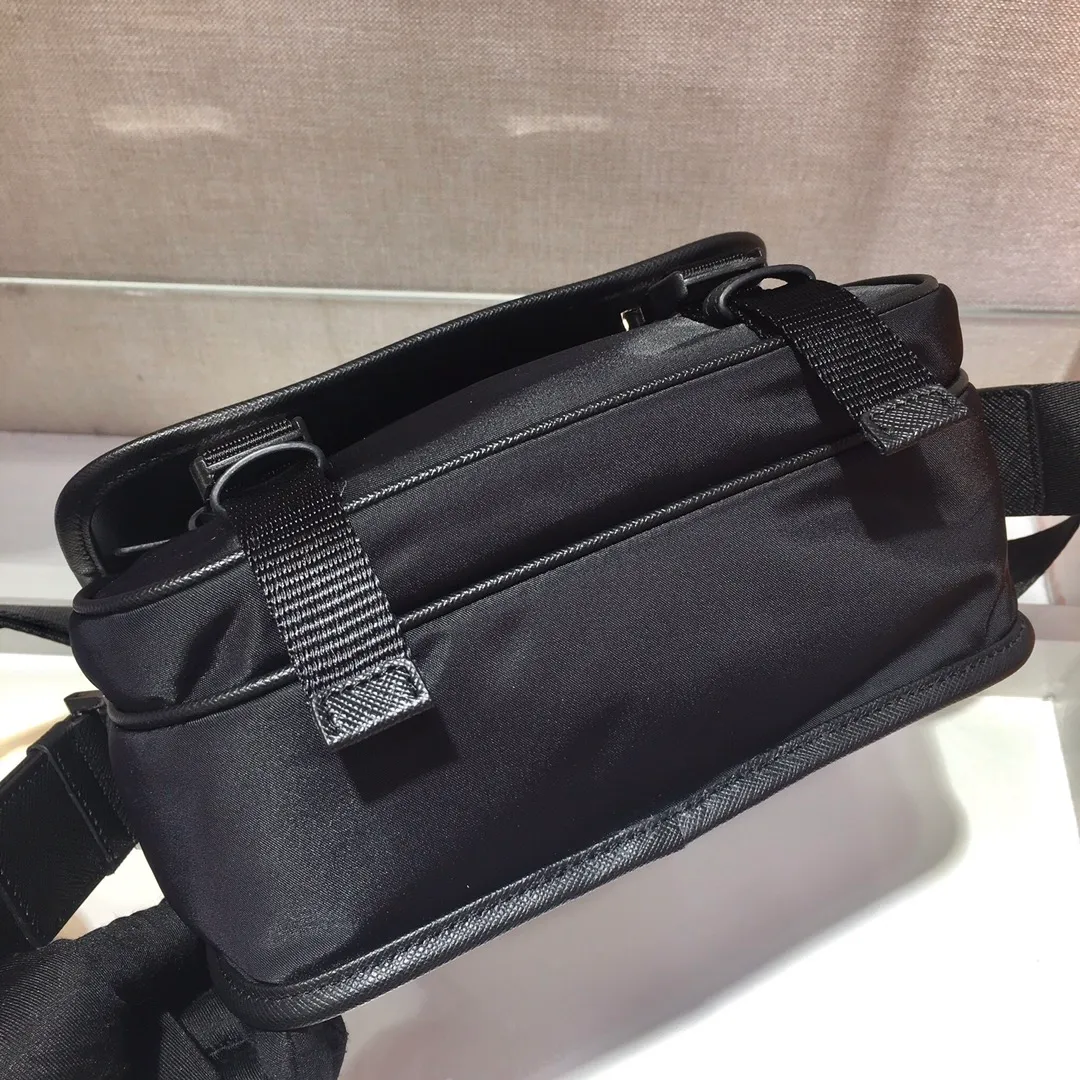 💰1120🎉New messenger bag🎉Arrived🙊Arrived🙊 New three-in-one combination messenger bag🎉Model number: 2VD034😘 The most representative nylon triangle logo element Simple latest triangle logo decoration without compressing space Super versatile😘At the same time, there is also a small charm bag hanging on the shoulder strap, which can also be hung on the trousers as an accessory👍👍The overall low-key luxury and versatile, the commuter bag can be casual or cool😎It is practical and fashionable to carry, super tasteful😘Unisex model👫👫👫 If you like it, hurry up and get it, it is a messenger bag that will never go out of style👏👏 Length 22x height 16x base 8.5cm👏👏👏