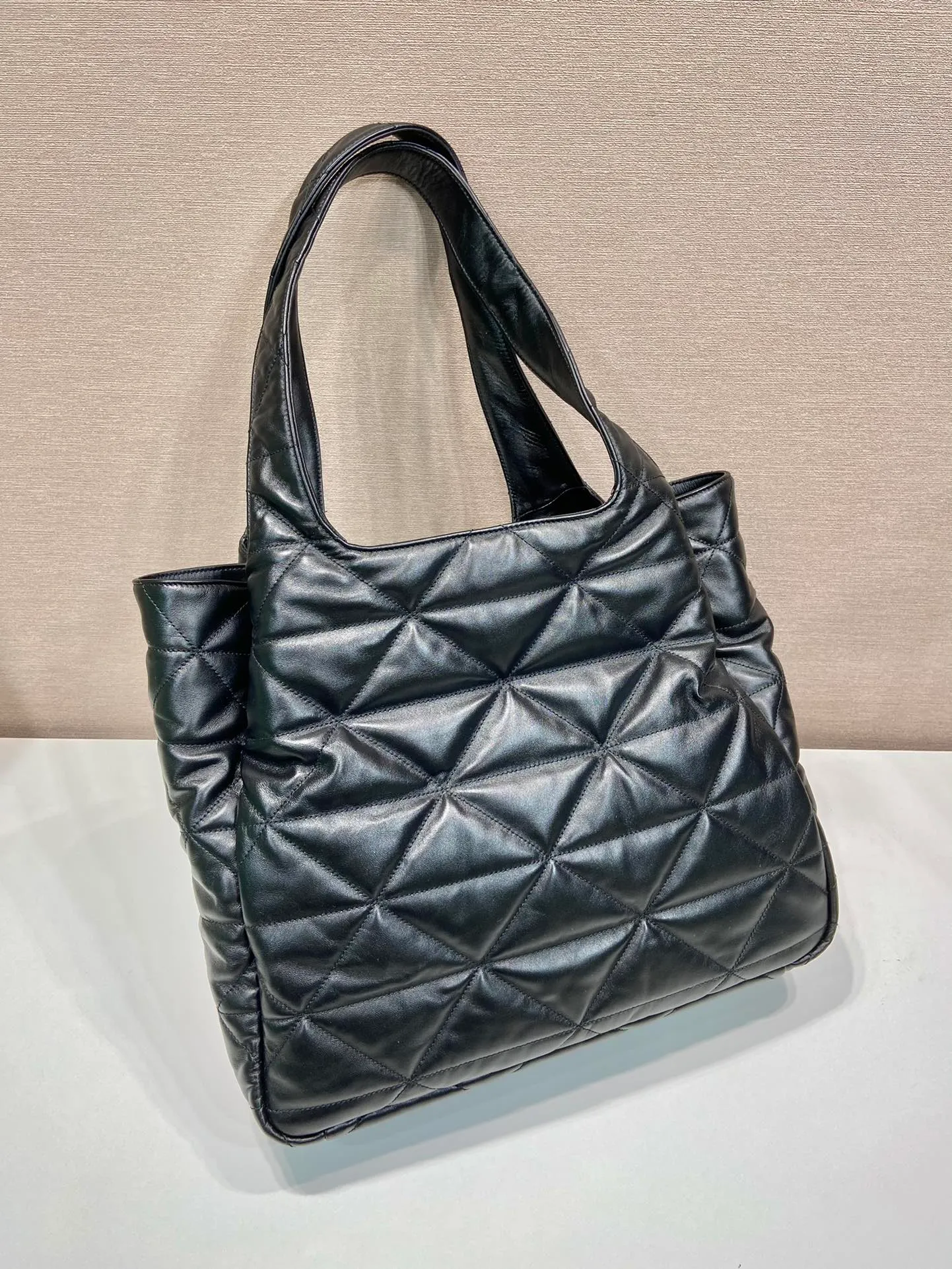 💰2040🎉New Shopping Bag🎉1BG449 New Large Shopping Bag/Tramp Bag🎉🎉 This large shopping bag is made of imported sheepskin with complex hand-made rhombus stitching. It feels soft and amazing👍. It has a large space/many compartments. It is lightweight and very practical. It is no problem to carry it on your back or on business trips. I love it so much😍It’s big and stylish, if you like it, hurry up and buy it🎉🎉 Length 39x Height 34x Bottom 16cm