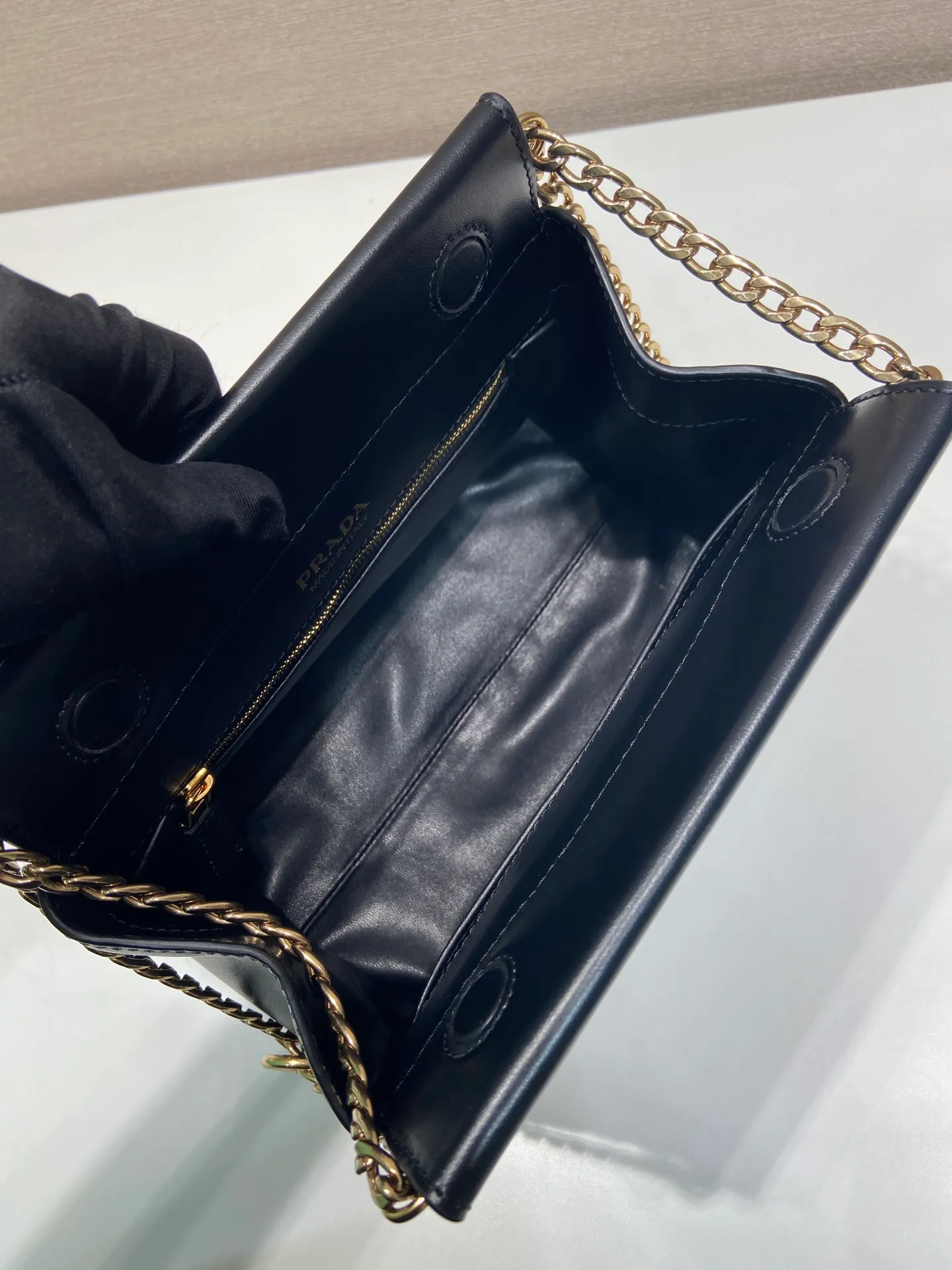 💰1500🎉New arrival🎉1BC263🎉🎉 The modern and feminine Enchaîné handbag echoes the charming retro silhouette and is transformed with new proportions. The imported calf leather design is accented with a chain handle for a modern and elegant style. Chain handle, detachable chain shoulder strap, embossed letter logo on front, magnetic closure, large storage space. Another hit that will never go out of style, babies. Hurry up and get it🎉🎉 Length 22x height 18x ​​bottom 11.5cm