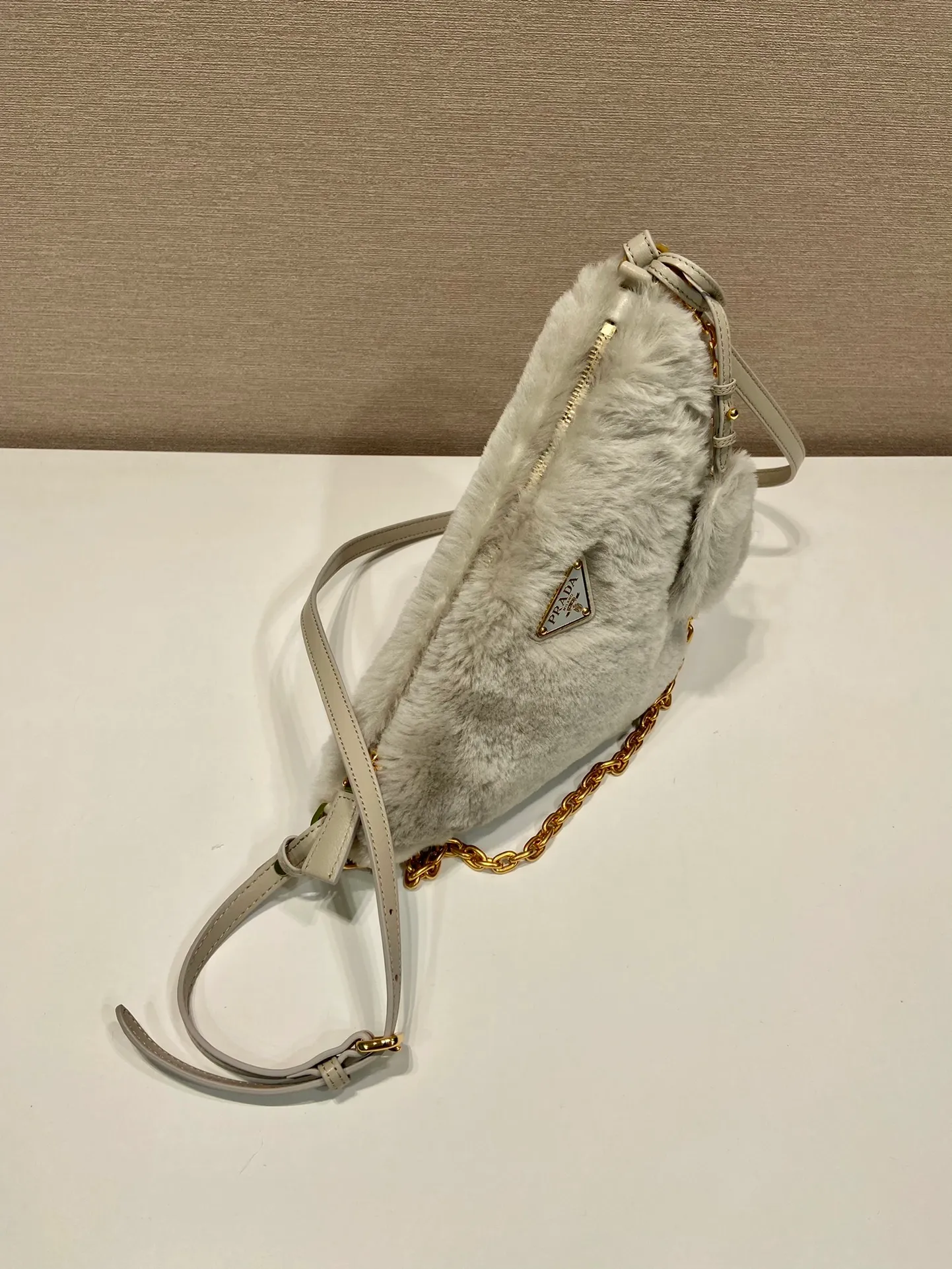 💰1500🎉Triangular fur bag🎉1NQ044 new goat hair🎉🎉 This triangular fur bag is made of imported goat hair and equipped with a detachable fur shoulder strap and chain. When the armpit bag is more sexy, it is also equipped with a detachable long shoulder strap. Babies who like sportsexy can carry it cross-body to continue to create a concave shape easily. It is highly functional. What I love most is that there is a small pendant hanging on the shoulder strap. So beautiful🎉🎉 A must-have in winter, I love it for babies. Get it now. Length 28x Height 16x Bottom 7cm🎉🎉🎉
