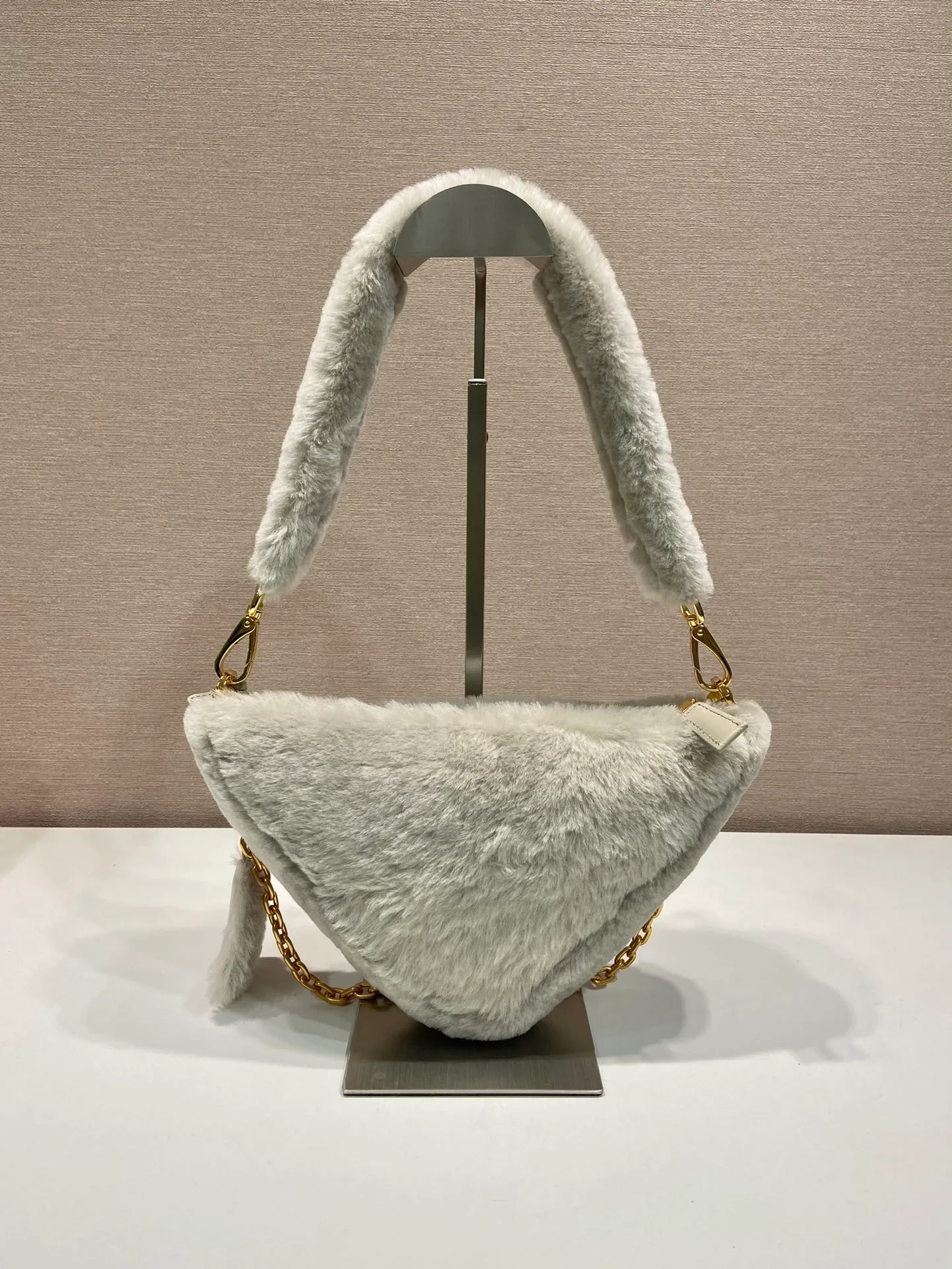 💰1500🎉Triangular fur bag🎉1NQ044 new goat hair🎉🎉 This triangular fur bag is made of imported goat hair and equipped with a detachable fur shoulder strap and chain. When the armpit bag is more sexy, it is also equipped with a detachable long shoulder strap. Babies who like sportsexy can carry it cross-body to continue to create a concave shape easily. It is highly functional. What I love most is that there is a small pendant hanging on the shoulder strap. So beautiful🎉🎉 A must-have in winter, I love it for babies. Get it now. Length 28x Height 16x Bottom 7cm🎉🎉🎉
