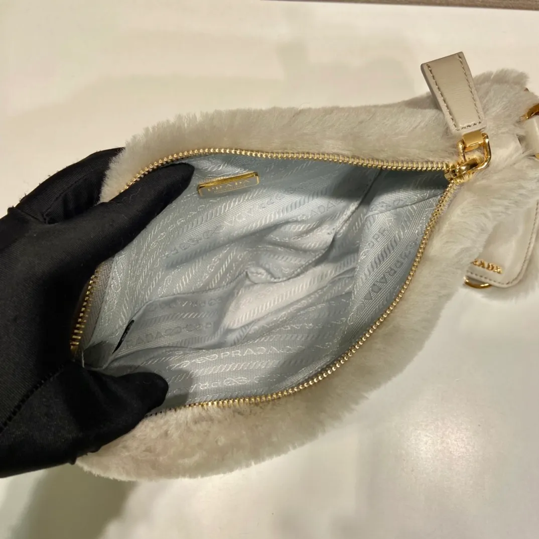 💰1500🎉Triangular fur bag🎉1NQ044 new goat hair🎉🎉 This triangular fur bag is made of imported goat hair and equipped with a detachable fur shoulder strap and chain. When the armpit bag is more sexy, it is also equipped with a detachable long shoulder strap. Babies who like sportsexy can carry it cross-body to continue to create a concave shape easily. It is highly functional. What I love most is that there is a small pendant hanging on the shoulder strap. So beautiful🎉🎉 A must-have in winter, I love it for babies. Get it now. Length 28x Height 16x Bottom 7cm🎉🎉🎉