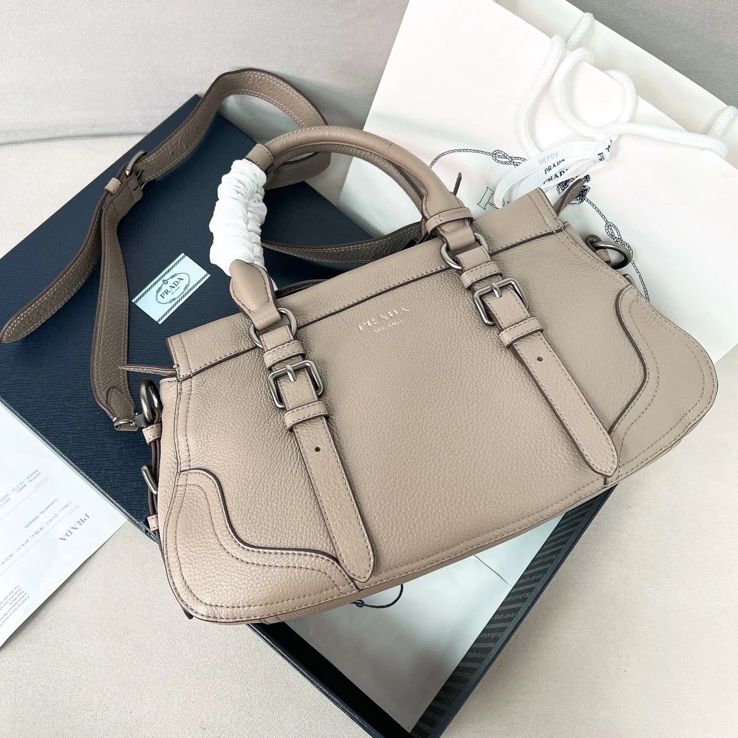 💰1900🌟New product launch🌟2025 autumn and winter new pebbled tote bag 1BG604 is carefully made of imported deerskin. Delicate irregular texture creates a luxurious texture. Reinforced corner design shows the spirit of craftsmanship. Full leather handle➕Detachable and adjustable shoulder strap. Embossed letter logo on the front. It is not only practical, lightweight but also good-looking. The spacious internal double compartment is simply awesome👏 The new favorite of fashionistas. The perfect details are comparable to brick cabinets. Super awesome 5🌟 Size: 35*22*11cm plaster