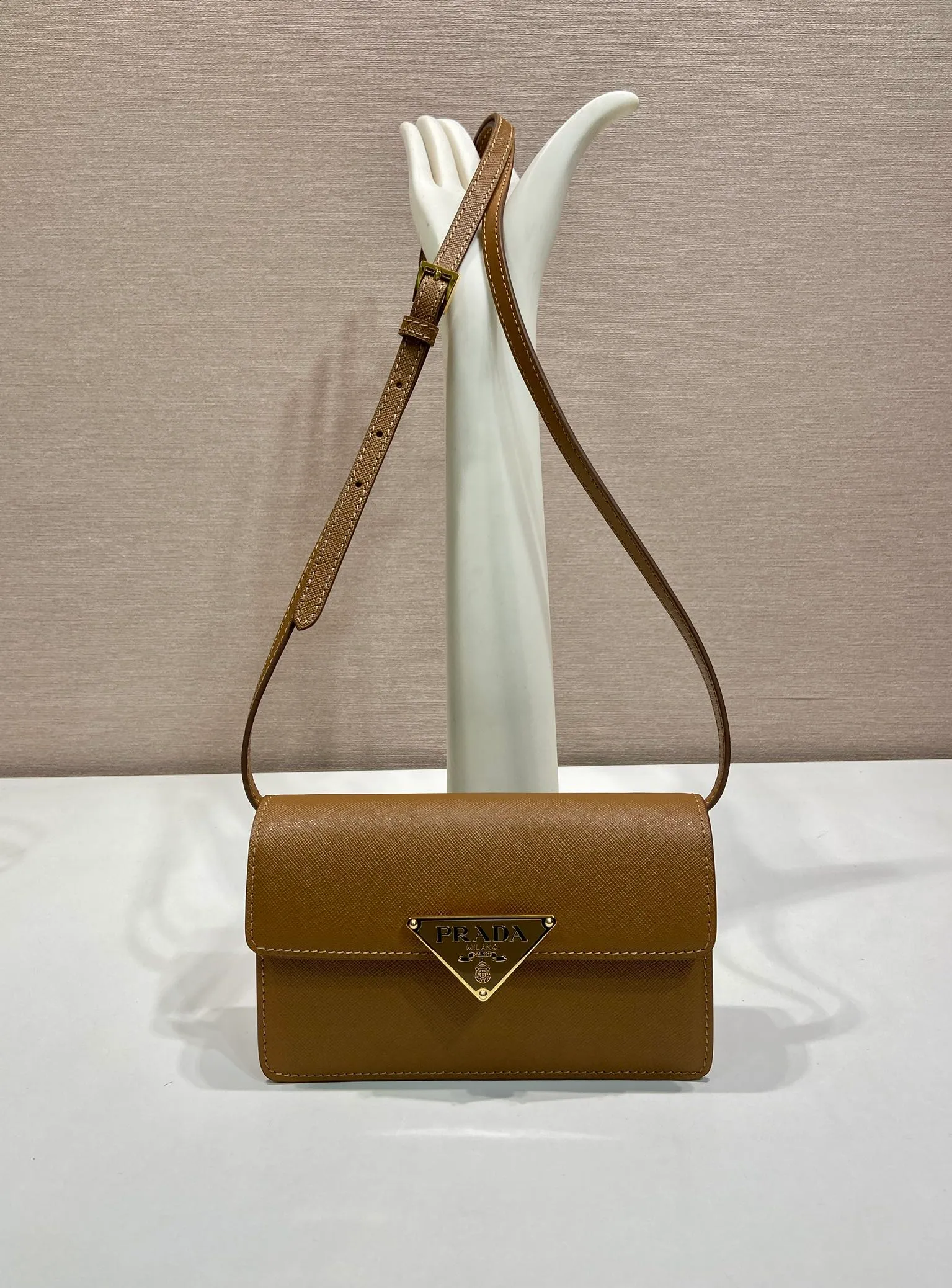💰1260🎉New handbag🎉1BD386 mini🎉🎉 This mini handbag is made of Saffano cow leather. The structured silhouette features interior pockets and card slots, and the signature metal triangle adorns the closure. Equipped with an adjustable and detachable long shoulder strap and an imported sheepskin lining, it has enough space to easily go out on the street👍👍Another popular style that will never go out of style, get it now🎉🎉 Length 24.5x Height 18.5x Bottom 11cm🎉🎉🎉👏👏👏