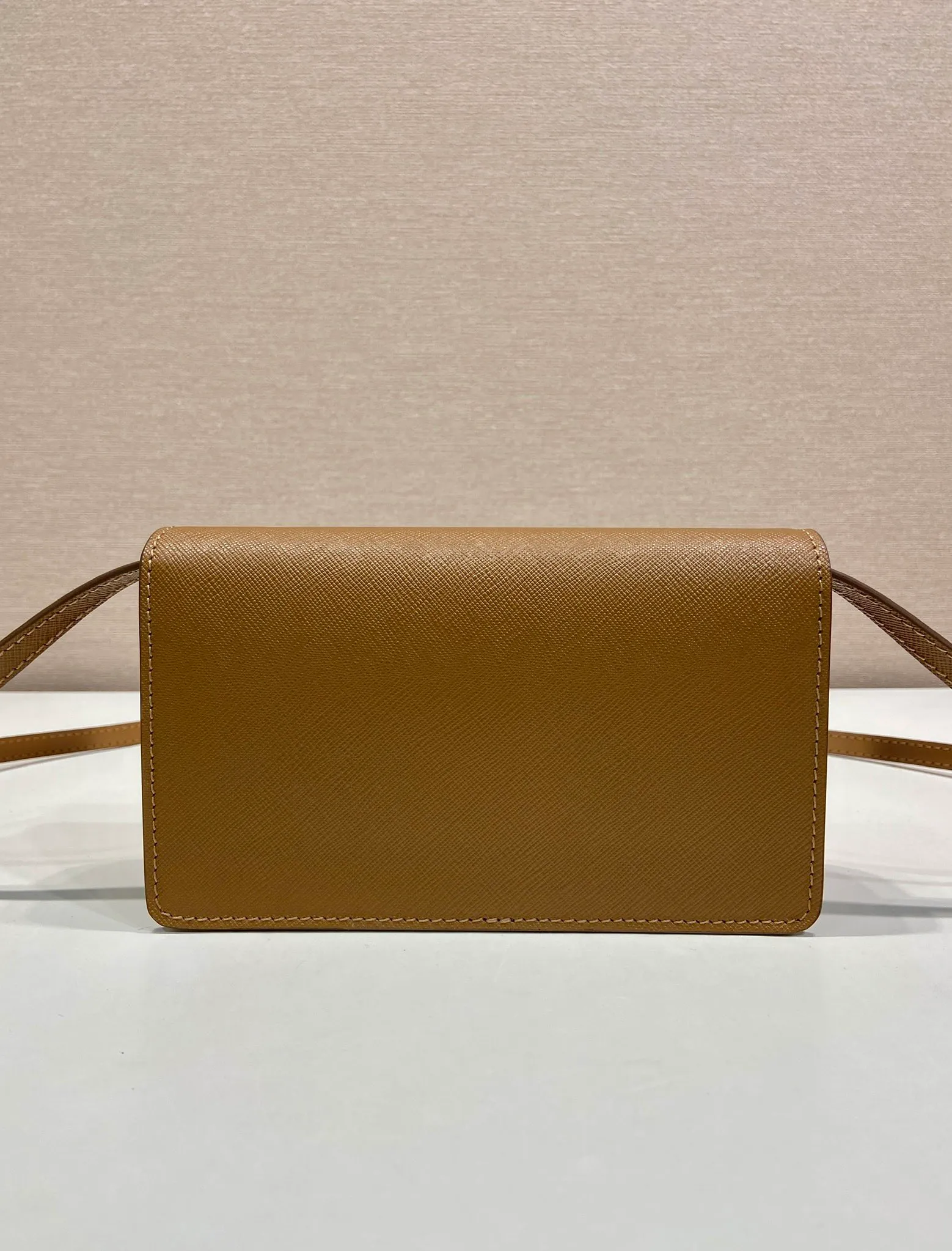 💰1260🎉New handbag🎉1BD386 mini🎉🎉 This mini handbag is made of Saffano cow leather. The structured silhouette features interior pockets and card slots, and the signature metal triangle adorns the closure. Equipped with an adjustable and detachable long shoulder strap and an imported sheepskin lining, it has enough space to easily go out on the street👍👍Another popular style that will never go out of style, get it now🎉🎉 Length 24.5x Height 18.5x Bottom 11cm🎉🎉🎉👏👏👏
