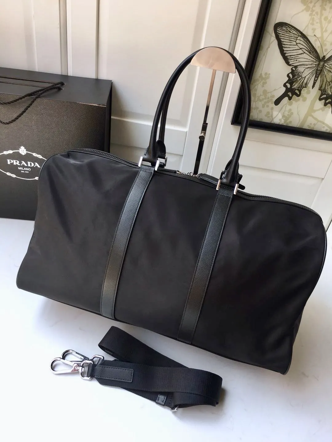 💰1260🔆Classic travel bag🔆1V19S🤙🤙Made of imported parachute fabric👏🏻👏🏻, top-grade hardware🤙🤙This classic travel bag is full of modern design, a timeless classic that never goes out of style, and the body of the bag is decorated with the iconic triangular metal logo. Lightweight and practical, a must-have for travel👏🏻👏🏻Length 48x Height 26x Bottom 16.5cm🤙🤙🤙💰💰💰