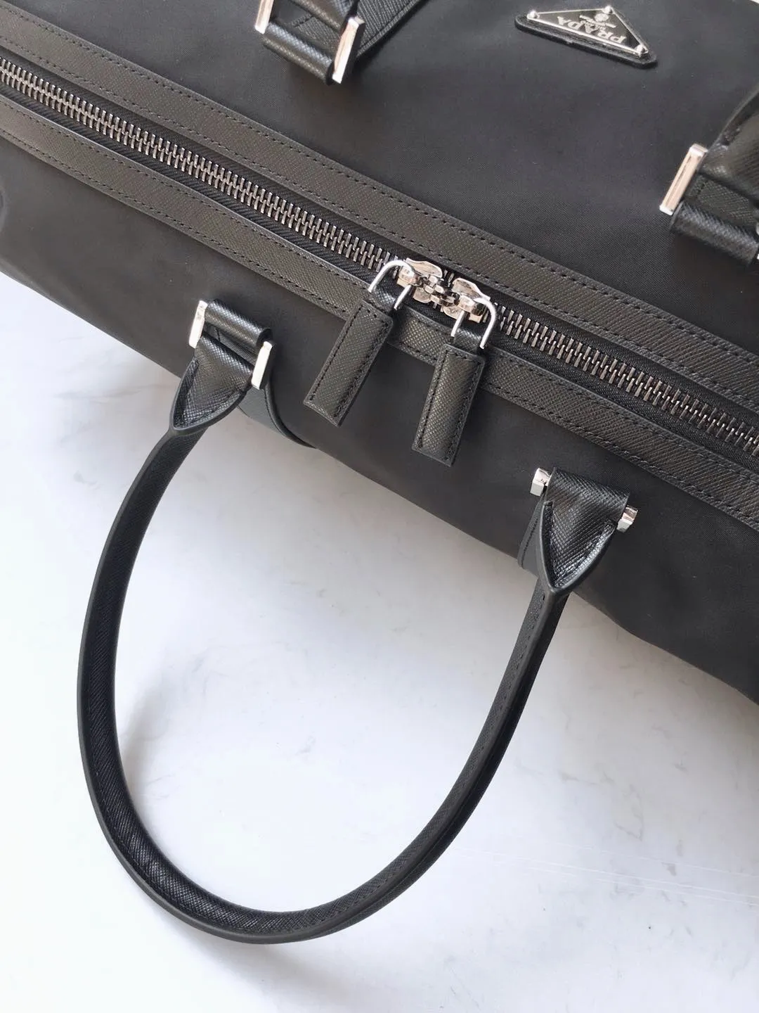 💰1260🔆Classic travel bag🔆1V19S🤙🤙Made of imported parachute fabric👏🏻👏🏻, top-grade hardware🤙🤙This classic travel bag is full of modern design, a timeless classic that never goes out of style, and the body of the bag is decorated with the iconic triangular metal logo. Lightweight and practical, a must-have for travel👏🏻👏🏻Length 48x Height 26x Bottom 16.5cm🤙🤙🤙💰💰💰
