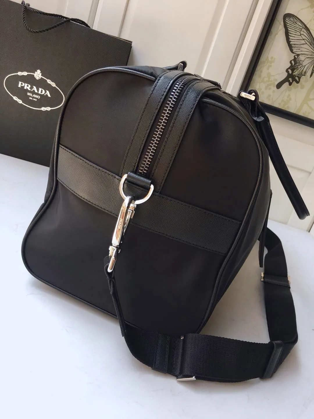 💰1260🔆Classic travel bag🔆1V19S🤙🤙Made of imported parachute fabric👏🏻👏🏻, top-grade hardware🤙🤙This classic travel bag is full of modern design, a timeless classic that never goes out of style, and the body of the bag is decorated with the iconic triangular metal logo. Lightweight and practical, a must-have for travel👏🏻👏🏻Length 48x Height 26x Bottom 16.5cm🤙🤙🤙💰💰💰