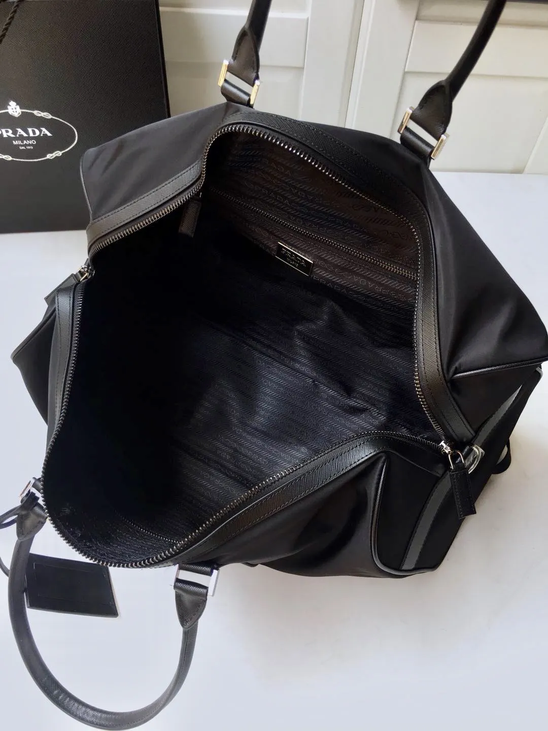 💰1260🔆Classic travel bag🔆1V19S🤙🤙Made of imported parachute fabric👏🏻👏🏻, top-grade hardware🤙🤙This classic travel bag is full of modern design, a timeless classic that never goes out of style, and the body of the bag is decorated with the iconic triangular metal logo. Lightweight and practical, a must-have for travel👏🏻👏🏻Length 48x Height 26x Bottom 16.5cm🤙🤙🤙💰💰💰