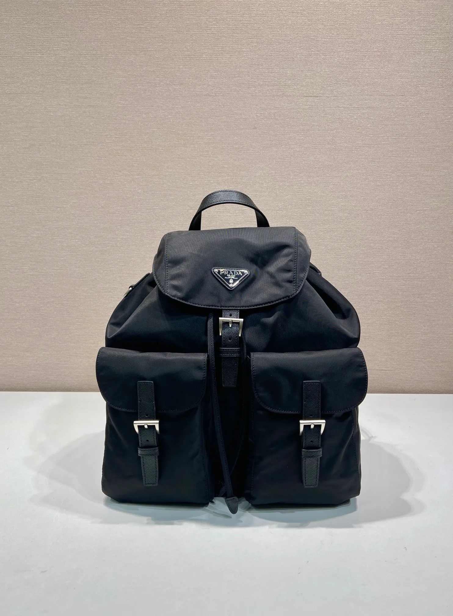 💰1460🎉New Backpack🎉2VZ110 Glossy Shoulder Backpack🎉🎉 This Re-Nylon backpack is designed with classic nylon fabric, retro nostalgic hardware, and integrated with innovative and practical elements, presenting a refined and timeless style. Equipped with a detachable glossy shoulder strap, it can be used interchangeably on different occasions. The upper body effect is very fashionable and elegant. It is also a popular backpack among Internet celebrities. Hurry up and get it. Length 34x height 39x bottom 15cm🎉🎉🎉🎉👏👏👏
