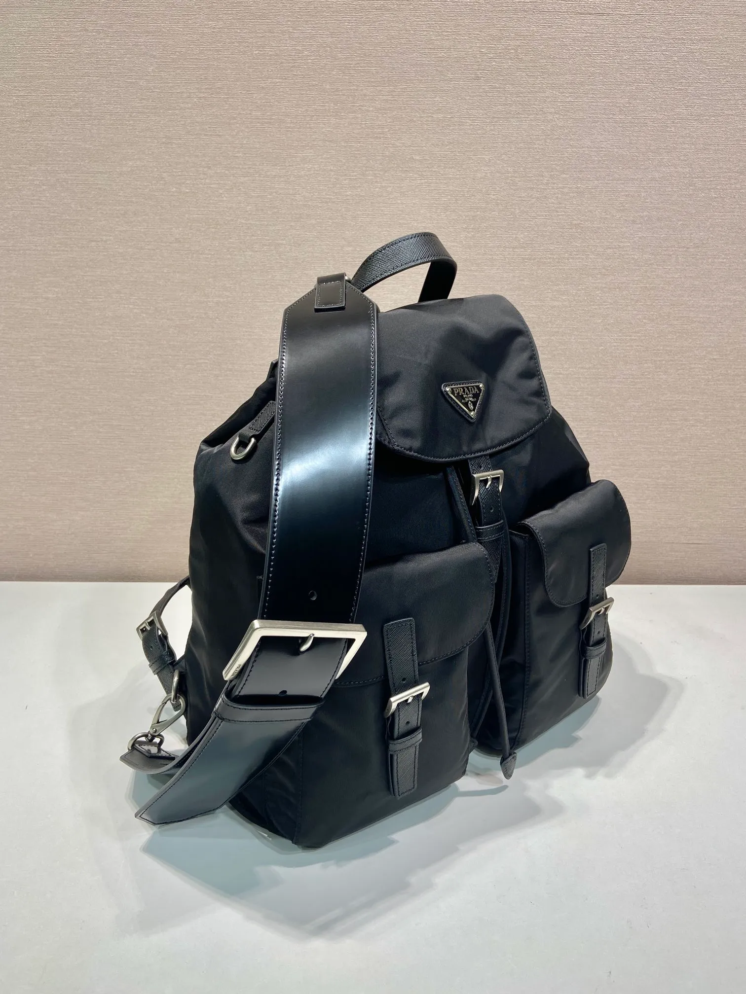 💰1460🎉New Backpack🎉2VZ110 Glossy Shoulder Backpack🎉🎉 This Re-Nylon backpack is designed with classic nylon fabric, retro nostalgic hardware, and integrated with innovative and practical elements, presenting a refined and timeless style. Equipped with a detachable glossy shoulder strap, it can be used interchangeably on different occasions. The upper body effect is very fashionable and elegant. It is also a popular backpack among Internet celebrities. Hurry up and get it. Length 34x height 39x bottom 15cm🎉🎉🎉🎉👏👏👏