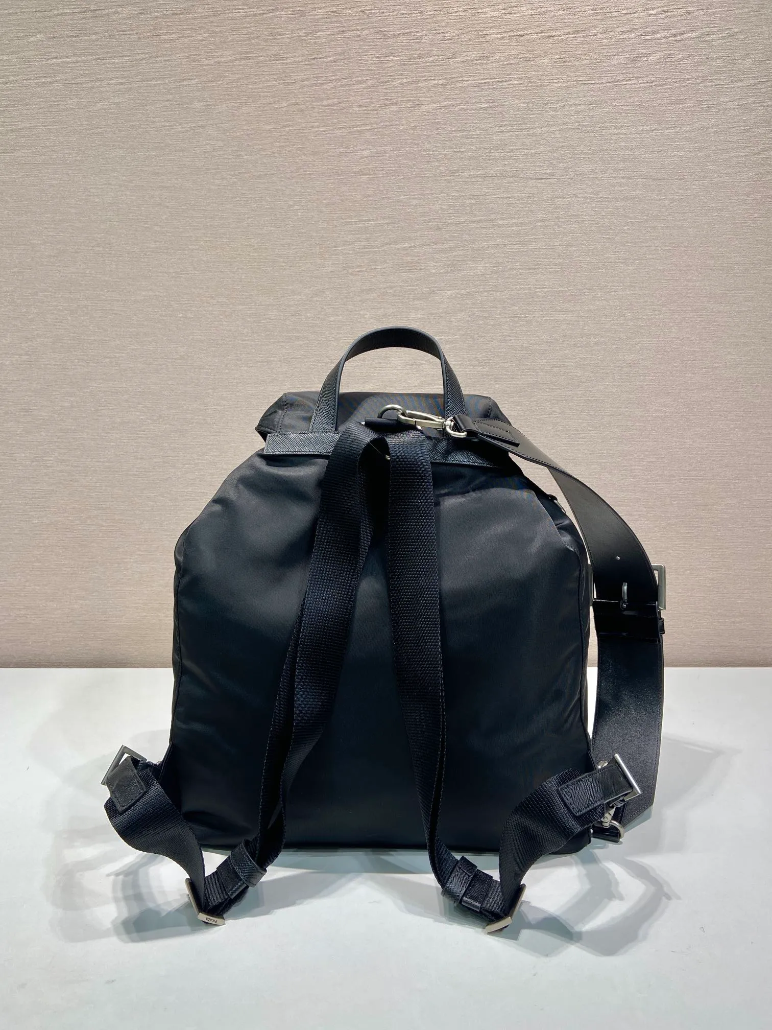 💰1460🎉New Backpack🎉2VZ110 Glossy Shoulder Backpack🎉🎉 This Re-Nylon backpack is designed with classic nylon fabric, retro nostalgic hardware, and integrated with innovative and practical elements, presenting a refined and timeless style. Equipped with a detachable glossy shoulder strap, it can be used interchangeably on different occasions. The upper body effect is very fashionable and elegant. It is also a popular backpack among Internet celebrities. Hurry up and get it. Length 34x height 39x bottom 15cm🎉🎉🎉🎉👏👏👏
