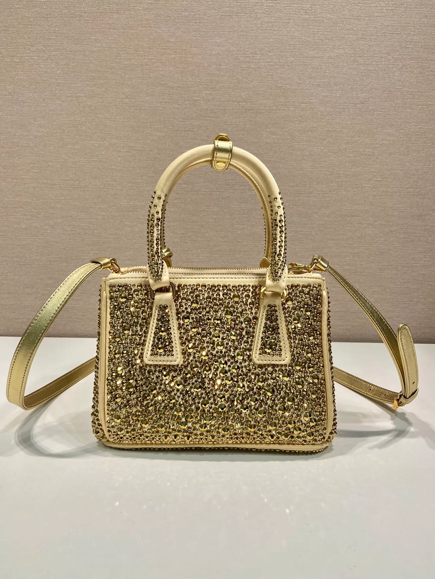 💰1700🎉Crystal killer bag🎉1BA906🎉🎉 This crystal killer bag is made of a combination of imported imitation crystal and satin materials, with an enamel-coated metal triangle logo decorated with a double zipper pocket design. The top handle and long shoulder strap are removable and adjustable. So cute😍, the effect of bling bling is very eye-catching, easy to create a large space🎉🎉Cute and cool, don’t you feel excited😙😙, beauties. Get it now. So beautiful, so in love😋😋 Length 20x height 15x9.5cm🎉🎉🎉👏👏👏