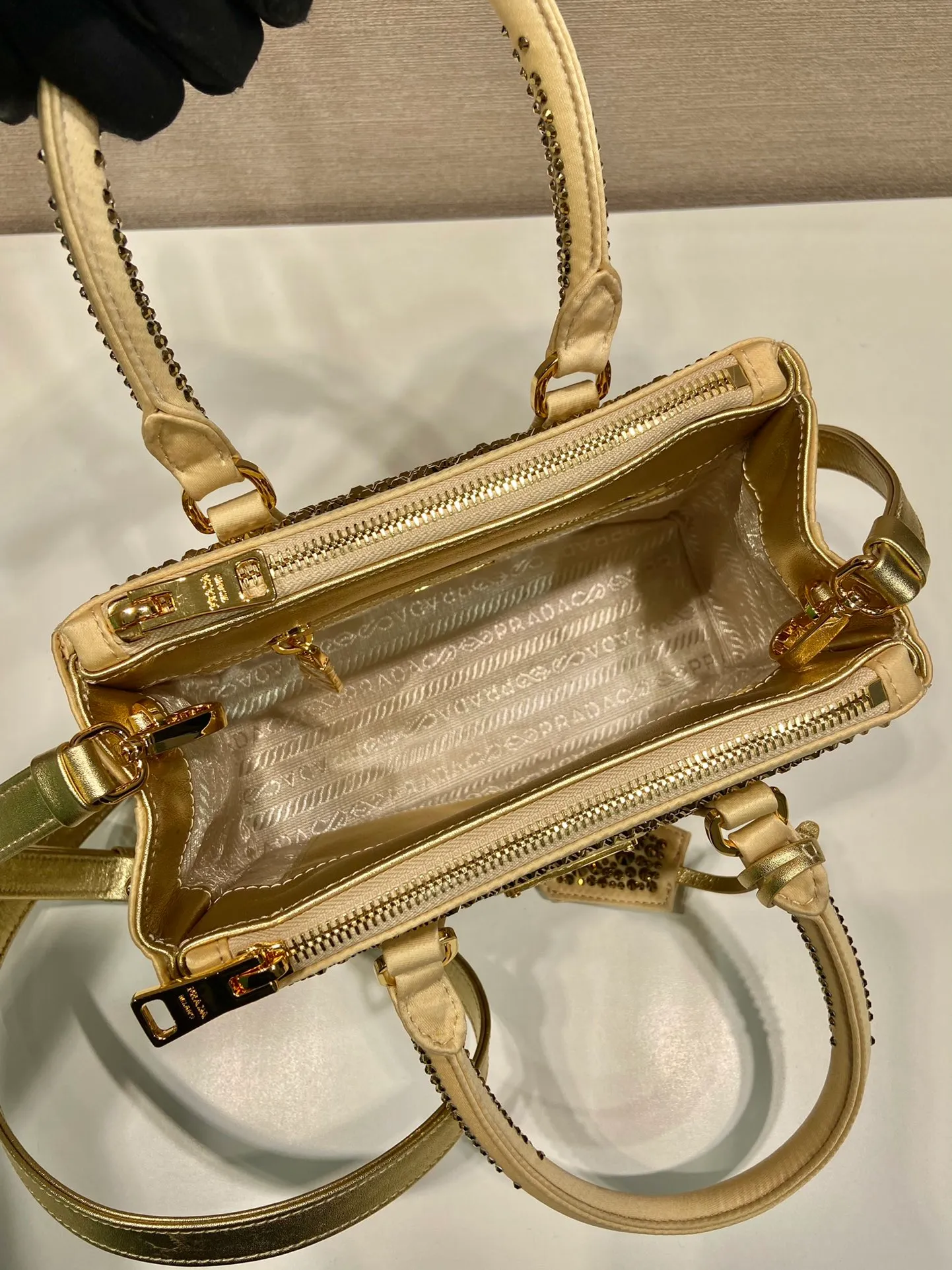💰1700🎉Crystal killer bag🎉1BA906🎉🎉 This crystal killer bag is made of a combination of imported imitation crystal and satin materials, with an enamel-coated metal triangle logo decorated with a double zipper pocket design. The top handle and long shoulder strap are removable and adjustable. So cute😍, the effect of bling bling is very eye-catching, easy to create a large space🎉🎉Cute and cool, don’t you feel excited😙😙, beauties. Get it now. So beautiful, so in love😋😋 Length 20x height 15x9.5cm🎉🎉🎉👏👏👏