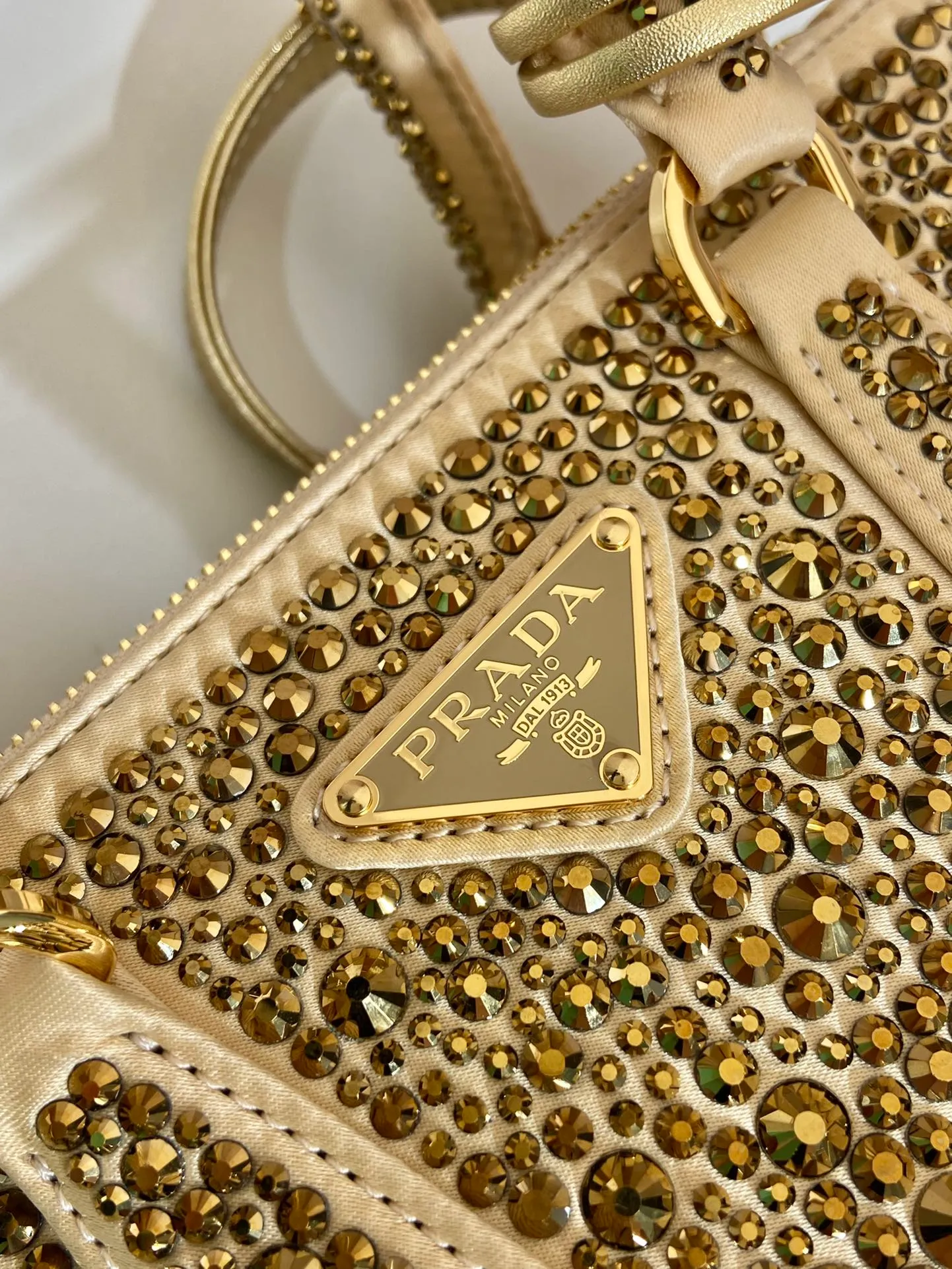 💰1700🎉Crystal killer bag🎉1BA906🎉🎉 This crystal killer bag is made of a combination of imported imitation crystal and satin materials, with an enamel-coated metal triangle logo decorated with a double zipper pocket design. The top handle and long shoulder strap are removable and adjustable. So cute😍, the effect of bling bling is very eye-catching, easy to create a large space🎉🎉Cute and cool, don’t you feel excited😙😙, beauties. Get it now. So beautiful, so in love😋😋 Length 20x height 15x9.5cm🎉🎉🎉👏👏👏