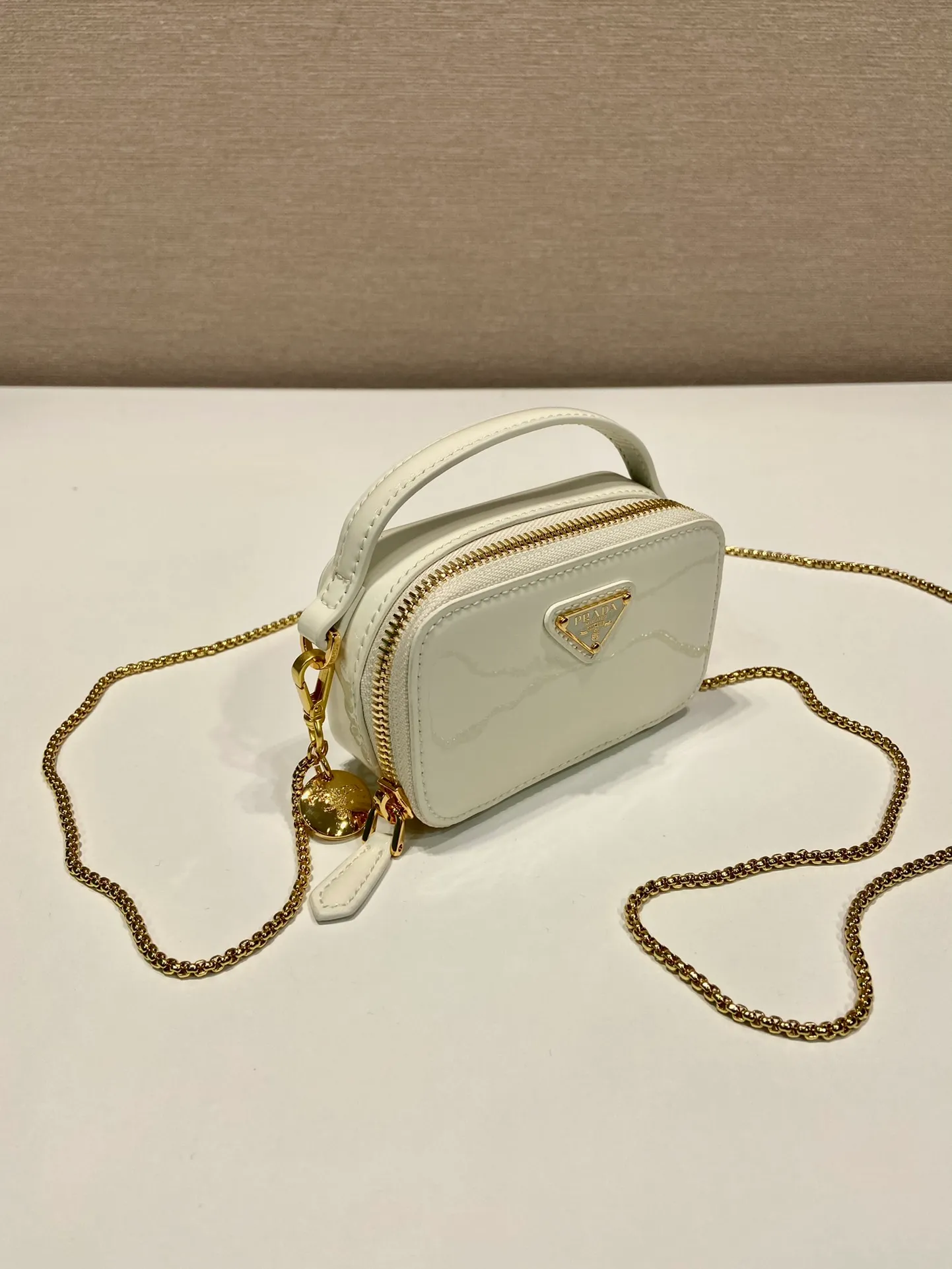 💰960🎉Mini cross-body bag🎉1NR025 mini size🎉🎉 This exquisite patent leather mini bag presents smooth and harmonious lines. Featuring leather handles and a detachable chain shoulder strap, featuring the signature triangle logo in enameled metal. My wife is lovely and worth having. Hurry up and get it🎉🎉Length 11x Height 6.5x Bottom 2.5cm🎉🎉👏👏