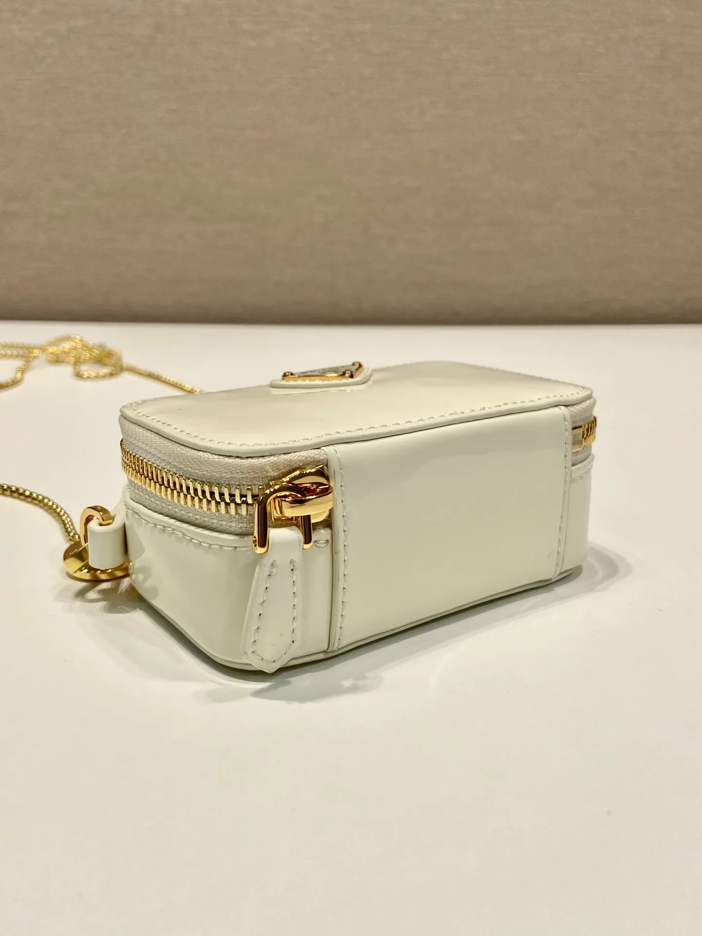 💰960🎉Mini cross-body bag🎉1NR025 mini size🎉🎉 This exquisite patent leather mini bag presents smooth and harmonious lines. Featuring leather handles and a detachable chain shoulder strap, featuring the signature triangle logo in enameled metal. My wife is lovely and worth having. Hurry up and get it🎉🎉Length 11x Height 6.5x Bottom 2.5cm🎉🎉👏👏