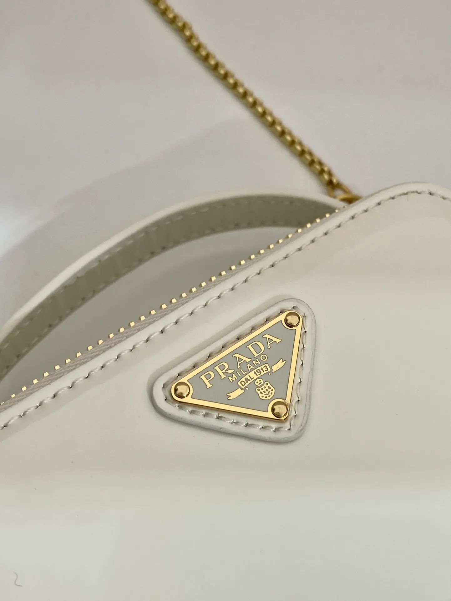 💰960🎉Mini cross-body bag🎉1NR025 mini size🎉🎉 This exquisite patent leather mini bag presents smooth and harmonious lines. Featuring leather handles and a detachable chain shoulder strap, featuring the signature triangle logo in enameled metal. My wife is lovely and worth having. Hurry up and get it🎉🎉Length 11x Height 6.5x Bottom 2.5cm🎉🎉👏👏