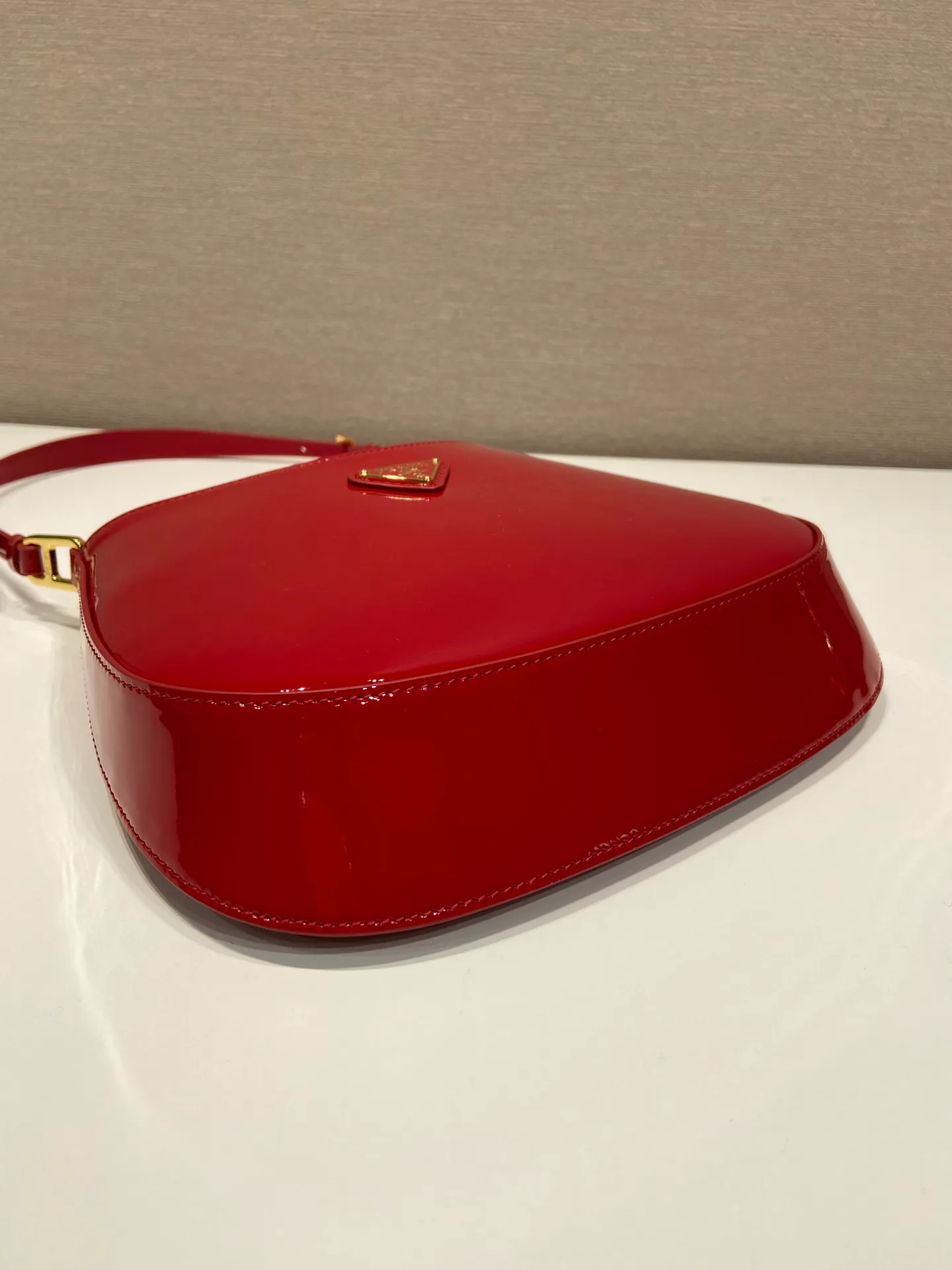 💰1260🎉Patent Leather Armpit Bag🎉🎉1BC169 Patent Leather🎉🎉 This Cheo shoulder bag is made of imported patent leather and is equipped with 2 interchangeable leather shoulder straps for easy shoulder/cross-body design, giving it a refined charm. The special-shaped bag design is cool and fashionable. It has enough capacity and can be packed easily. It’s perfect🎉If you like babies, hurry up and get it🎉🎉Another popular style that will never go out of style🎉🎉 Length 22x Height 18.5x Bottom 4.5cm🎉🎉🎉