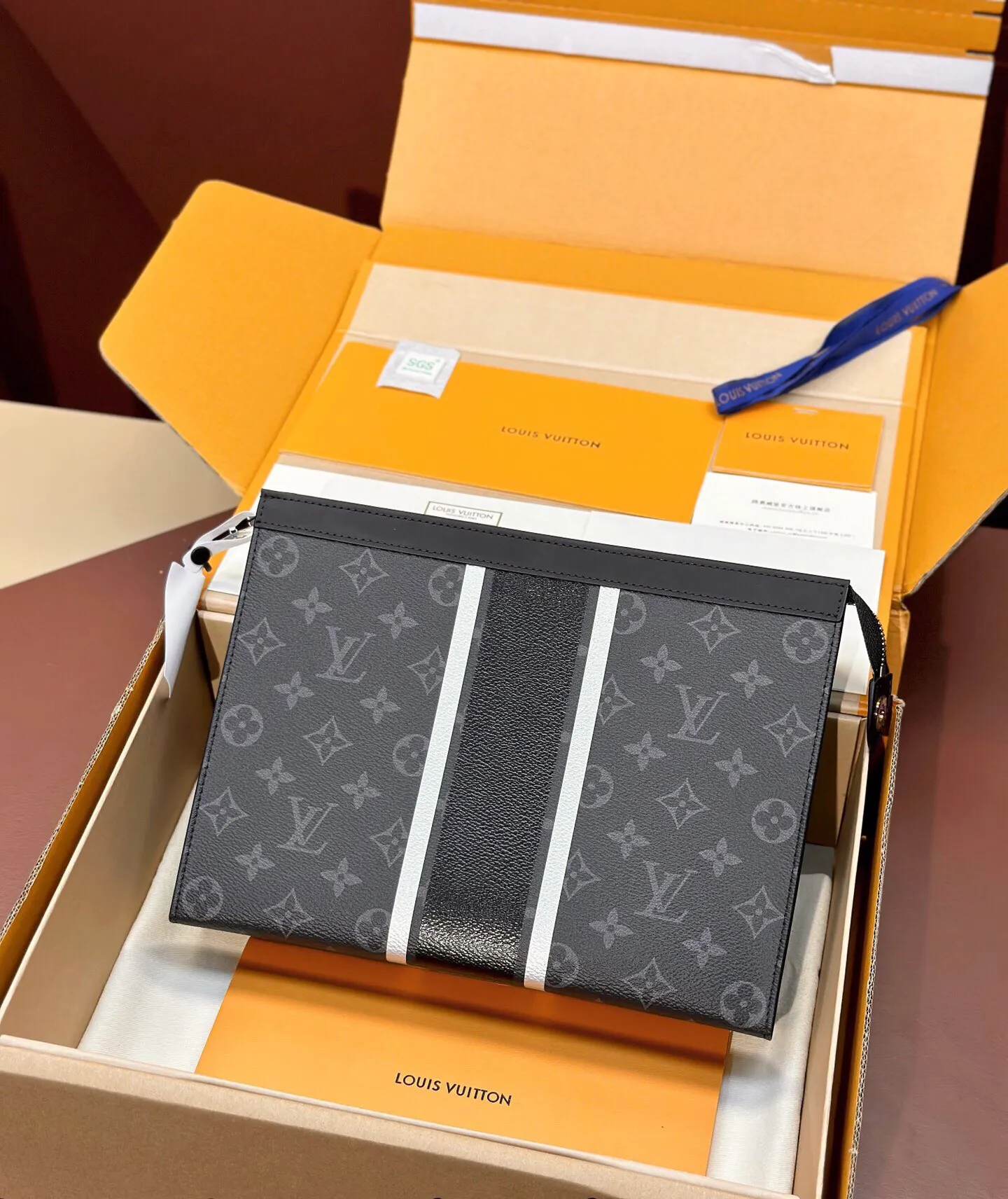 P¥360👉nfc dynamic chip version👈[Top original order, all steel hardware] Original factory opening version M64440 stripes! This Pochette Voyage, designed in collaboration with Japanese designer Hiroshi Fujiwara, combines the brand's traditional elements - the Monogram pattern - with modern and exquisite details - two reflective stripes and one black stripe, diamond trim, pocket stitching - both fashionable and dynamic. This medium-sized Pochette Voyage handbag can be placed in a bag or held in the hand. The bag has ample interior volume and is designed with support panels for easy access to personal items. Size: 27×20×3cm with gift box
