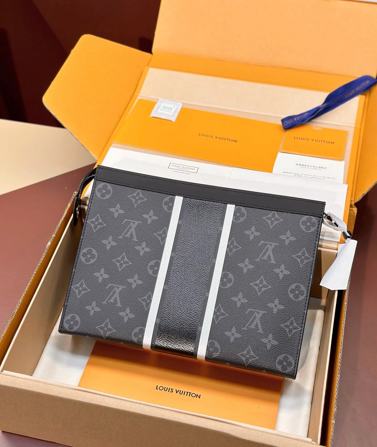 P¥360👉nfc dynamic chip version👈[Top original order, all steel hardware] Original factory opening version M64440 stripes! This Pochette Voyage, designed in collaboration with Japanese designer Hiroshi Fujiwara, combines the brand's traditional elements - the Monogram pattern - with modern and exquisite details - two reflective stripes and one black stripe, diamond trim, pocket stitching - both fashionable and dynamic. This medium-sized Pochette Voyage handbag can be placed in a bag or held in the hand. The bag has ample interior volume and is designed with support panels for easy access to personal items. Size: 27×20×3cm with gift box