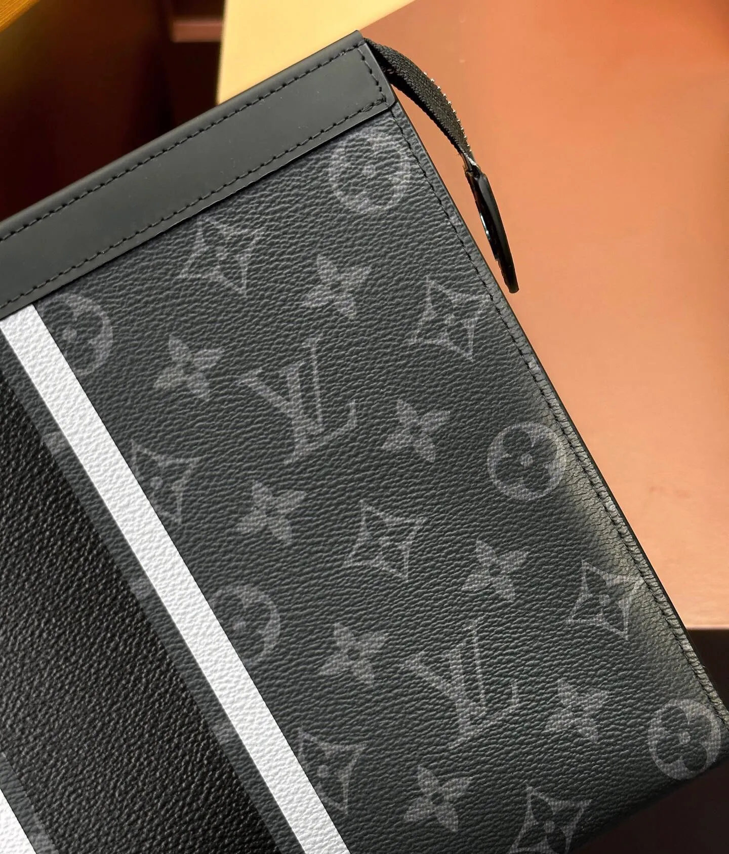 P¥360👉nfc dynamic chip version👈[Top original order, all steel hardware] Original factory opening version M64440 stripes! This Pochette Voyage, designed in collaboration with Japanese designer Hiroshi Fujiwara, combines the brand's traditional elements - the Monogram pattern - with modern and exquisite details - two reflective stripes and one black stripe, diamond trim, pocket stitching - both fashionable and dynamic. This medium-sized Pochette Voyage handbag can be placed in a bag or held in the hand. The bag has ample interior volume and is designed with support panels for easy access to personal items. Size: 27×20×3cm with gift box