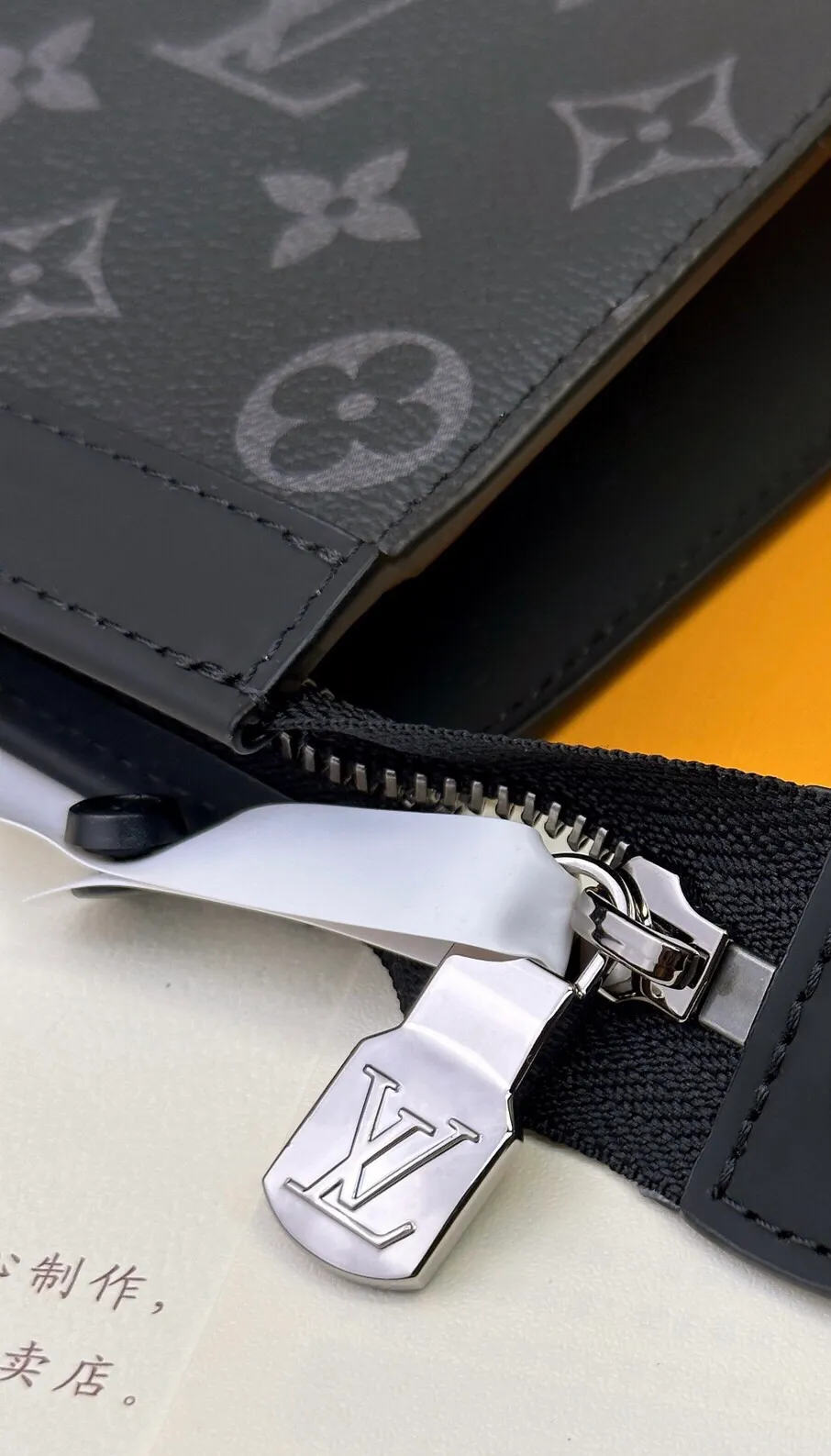 P¥360👉nfc dynamic chip version👈[Top original order, all steel hardware] Original factory opening version M64440 stripes! This Pochette Voyage, designed in collaboration with Japanese designer Hiroshi Fujiwara, combines the brand's traditional elements - the Monogram pattern - with modern and exquisite details - two reflective stripes and one black stripe, diamond trim, pocket stitching - both fashionable and dynamic. This medium-sized Pochette Voyage handbag can be placed in a bag or held in the hand. The bag has ample interior volume and is designed with support panels for easy access to personal items. Size: 27×20×3cm with gift box