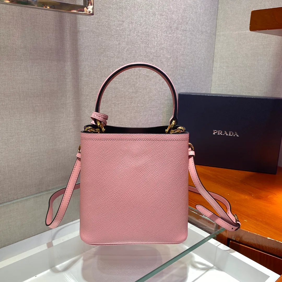 💰1700🔆Exclusive first launch🔆1BA217 mini size new color💋Original item🤙🤙Made of imported Saffiano leather material, removable shoulder strap, leather nameplate and metal logo complement each other. Leather-covered center pocket with magnetic closure Saffiano leather triangle logo Contrast nappa leather lining, this Double handbag is elegant, eye-catching and unique, and it is a popular style🙋🏻🙋🏻Length 17x Height 18X Bottom 10.5
