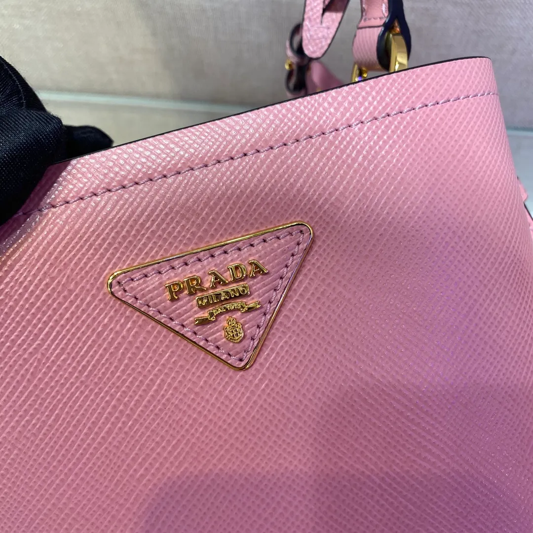💰1700🔆Exclusive first launch🔆1BA217 mini size new color💋Original item🤙🤙Made of imported Saffiano leather material, removable shoulder strap, leather nameplate and metal logo complement each other. Leather-covered center pocket with magnetic closure Saffiano leather triangle logo Contrast nappa leather lining, this Double handbag is elegant, eye-catching and unique, and it is a popular style🙋🏻🙋🏻Length 17x Height 18X Bottom 10.5