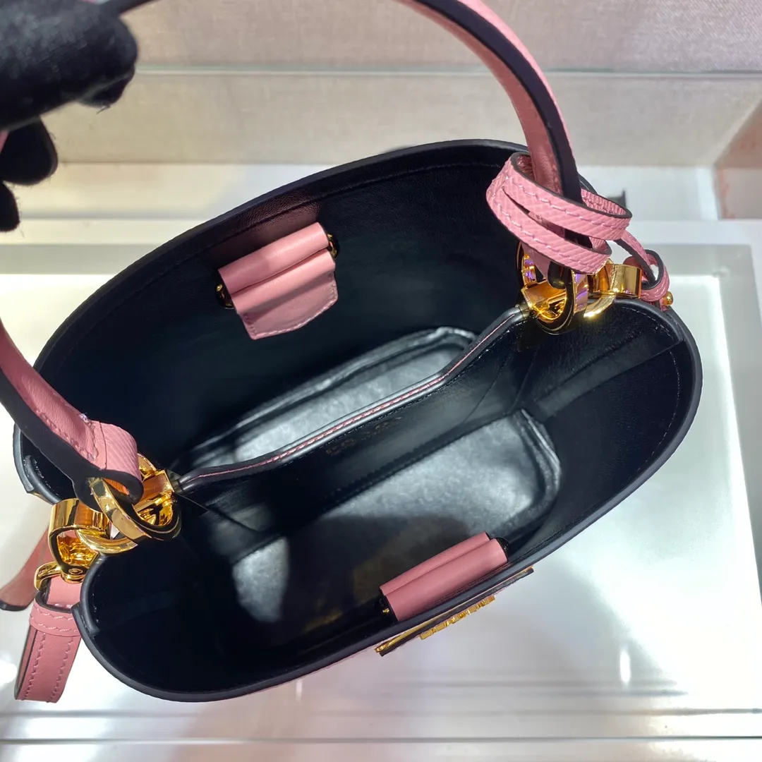 💰1700🔆Exclusive first launch🔆1BA217 mini size new color💋Original item🤙🤙Made of imported Saffiano leather material, removable shoulder strap, leather nameplate and metal logo complement each other. Leather-covered center pocket with magnetic closure Saffiano leather triangle logo Contrast nappa leather lining, this Double handbag is elegant, eye-catching and unique, and it is a popular style🙋🏻🙋🏻Length 17x Height 18X Bottom 10.5