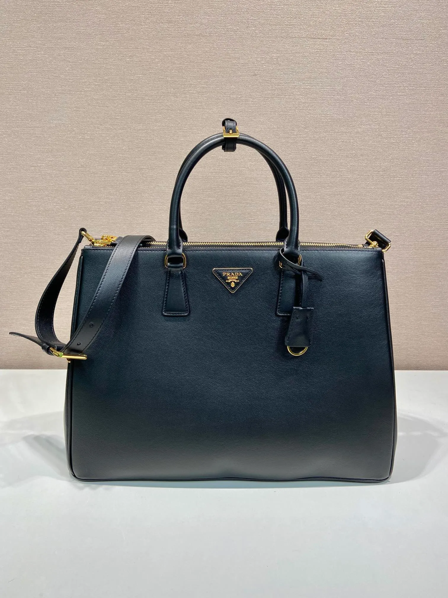 💰2200🎉New killer bag🎉1BA802 extra large plain style🎉🎉 This classic popular style is designed with new material calfskin and lambskin inside🎉🎉Featuring classic three compartments and gold metal hardware accessories, Equipped with a detachable calfskin long shoulder strap, it can be carried by hand or on the shoulder. It is practical and fashionable. Baby, hurry up and get it🎉🎉 Length 40x Height 28x Bottom 17cm🎉🎉🎉💰💰💰