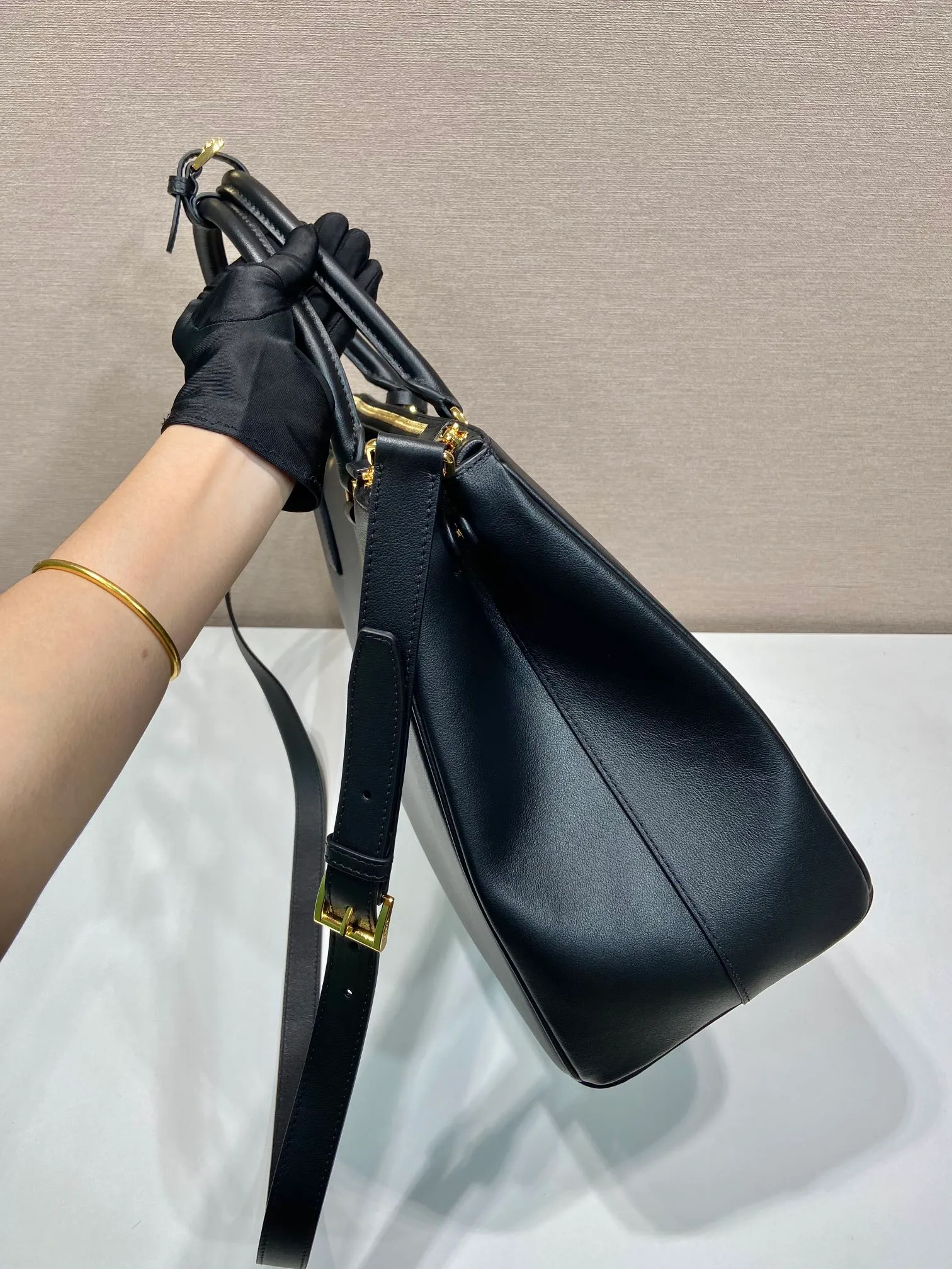 💰2200🎉New killer bag🎉1BA802 extra large plain style🎉🎉 This classic popular style is designed with new material calfskin and lambskin inside🎉🎉Featuring classic three compartments and gold metal hardware accessories, Equipped with a detachable calfskin long shoulder strap, it can be carried by hand or on the shoulder. It is practical and fashionable. Baby, hurry up and get it🎉🎉 Length 40x Height 28x Bottom 17cm🎉🎉🎉💰💰💰
