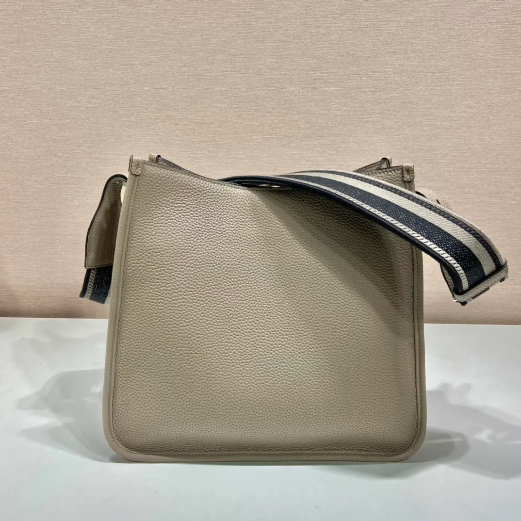 💰1840👏New fabric cross-body bag👏1BC073/large tote bag This leather mini shoulder bag has a simple design. A metallic triangle logo on the front adds signature tone. Equipped with detachable/adjustable logo printed webbing, the upper body effect is very beautiful😘😘highlighting its modern style. High fashion is the main fashion for daily matching. Hurry up and get it, it’s so beautiful👏👏 Length 30xH 28xH 12cm👏