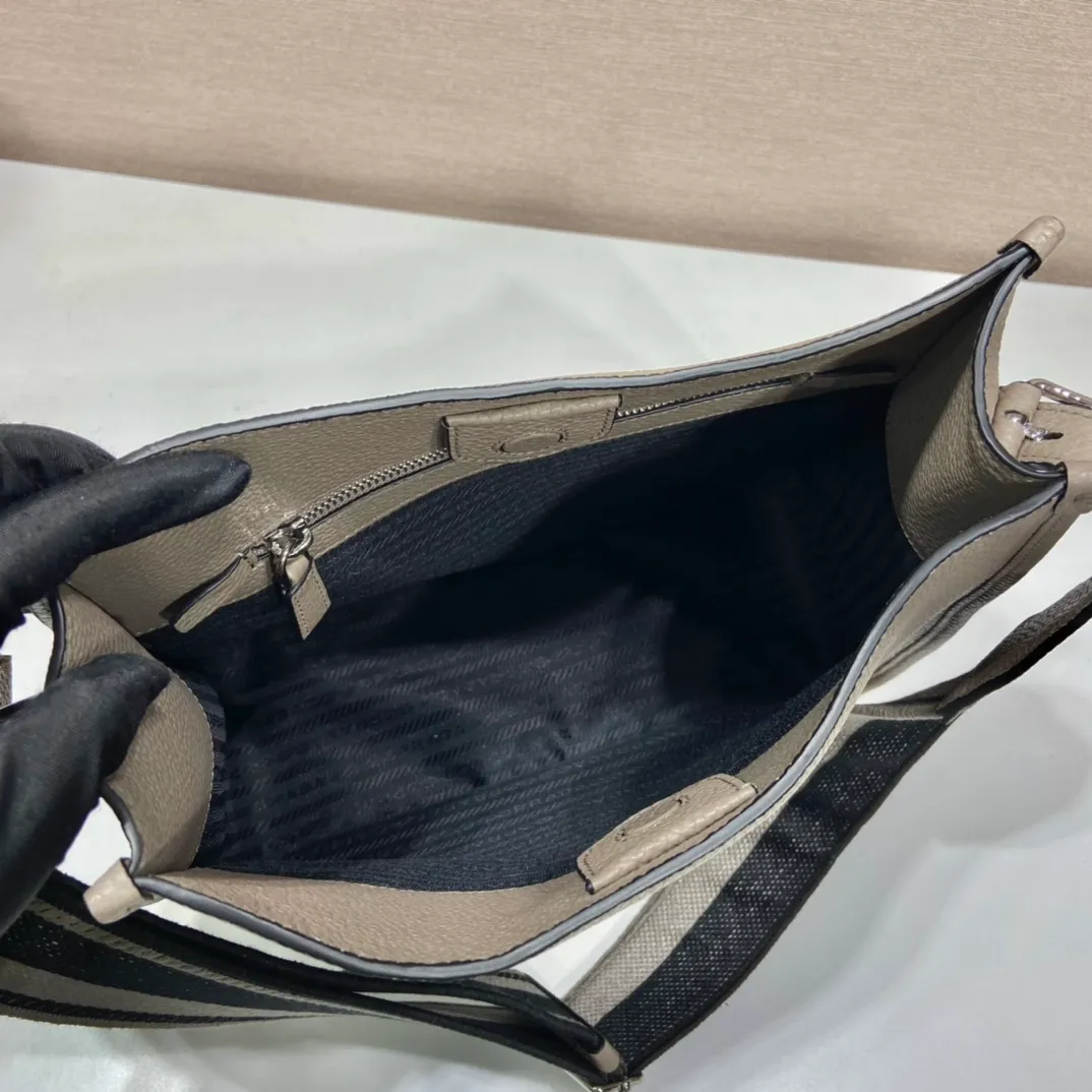 💰1840👏New fabric cross-body bag👏1BC073/large tote bag This leather mini shoulder bag has a simple design. A metallic triangle logo on the front adds signature tone. Equipped with detachable/adjustable logo printed webbing, the upper body effect is very beautiful😘😘highlighting its modern style. High fashion is the main fashion for daily matching. Hurry up and get it, it’s so beautiful👏👏 Length 30xH 28xH 12cm👏