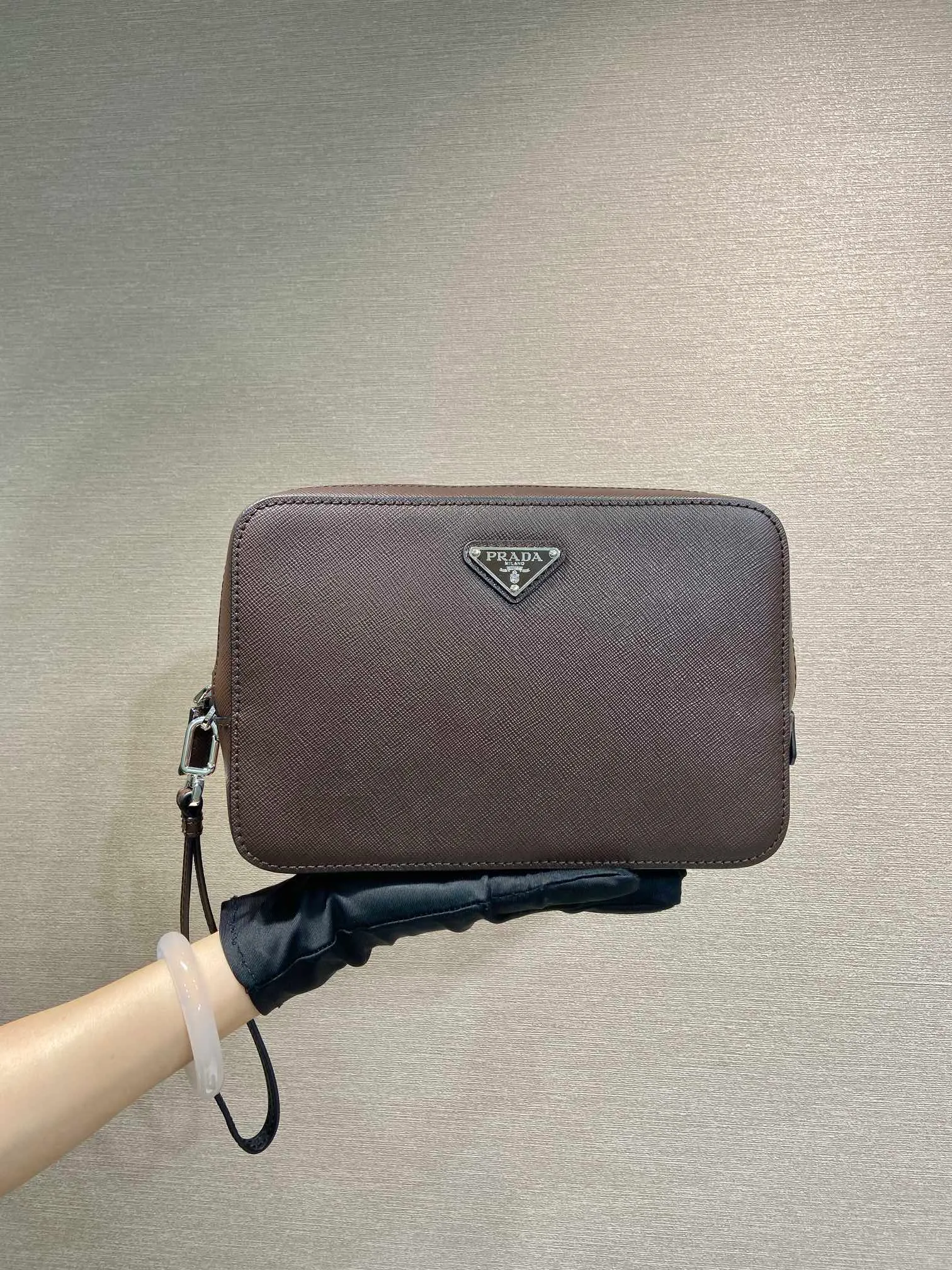 💰1140🎉New handbag🎉2VF017 dark coffee color🎉🎉 This men's handbag is made of imported Saffiano leather and decorated with a classic triangle logo. The back strap and detachable side straps can meet the needs of use. It is a men's handbag that combines classic and trendy designs. Another men's handbag that never goes out of style👍👍Length 23.5x Height 15.5x Bottom 6.5cm👏👏👏💰💰💰