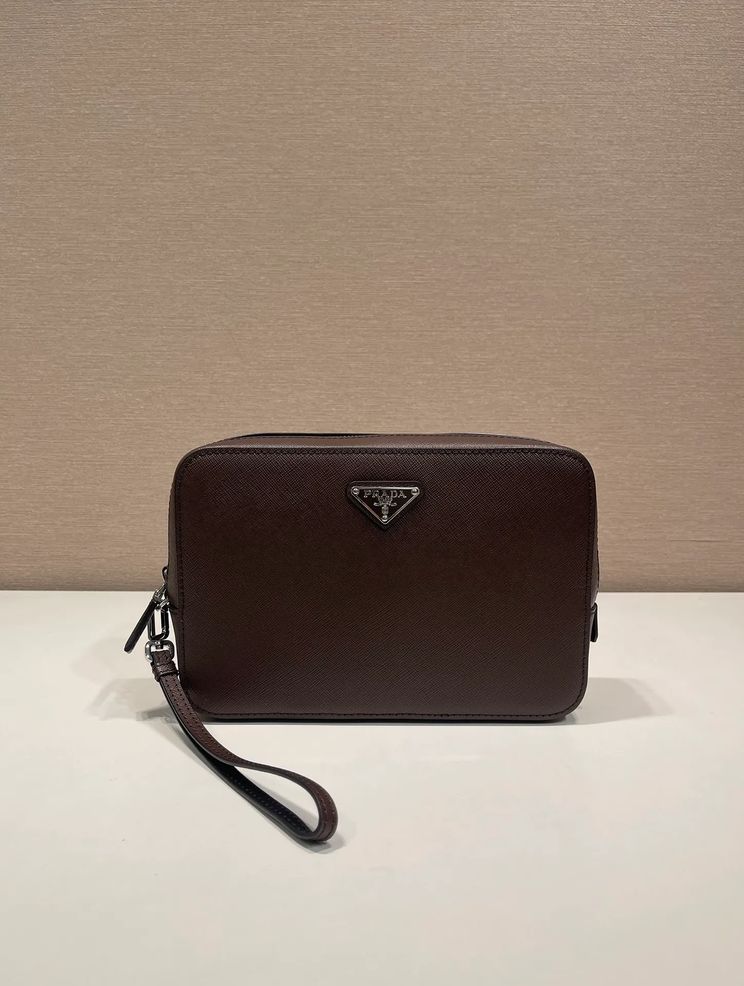 💰1140🎉New handbag🎉2VF017 dark coffee color🎉🎉 This men's handbag is made of imported Saffiano leather and decorated with a classic triangle logo. The back strap and detachable side straps can meet the needs of use. It is a men's handbag that combines classic and trendy designs. Another men's handbag that never goes out of style👍👍Length 23.5x Height 15.5x Bottom 6.5cm👏👏👏💰💰💰