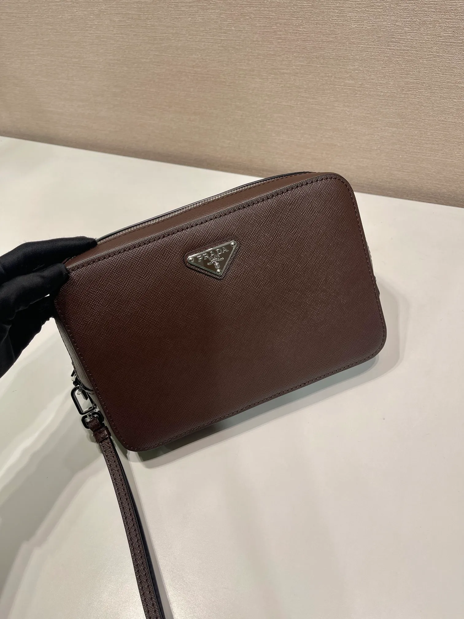 💰1140🎉New handbag🎉2VF017 dark coffee color🎉🎉 This men's handbag is made of imported Saffiano leather and decorated with a classic triangle logo. The back strap and detachable side straps can meet the needs of use. It is a men's handbag that combines classic and trendy designs. Another men's handbag that never goes out of style👍👍Length 23.5x Height 15.5x Bottom 6.5cm👏👏👏💰💰💰
