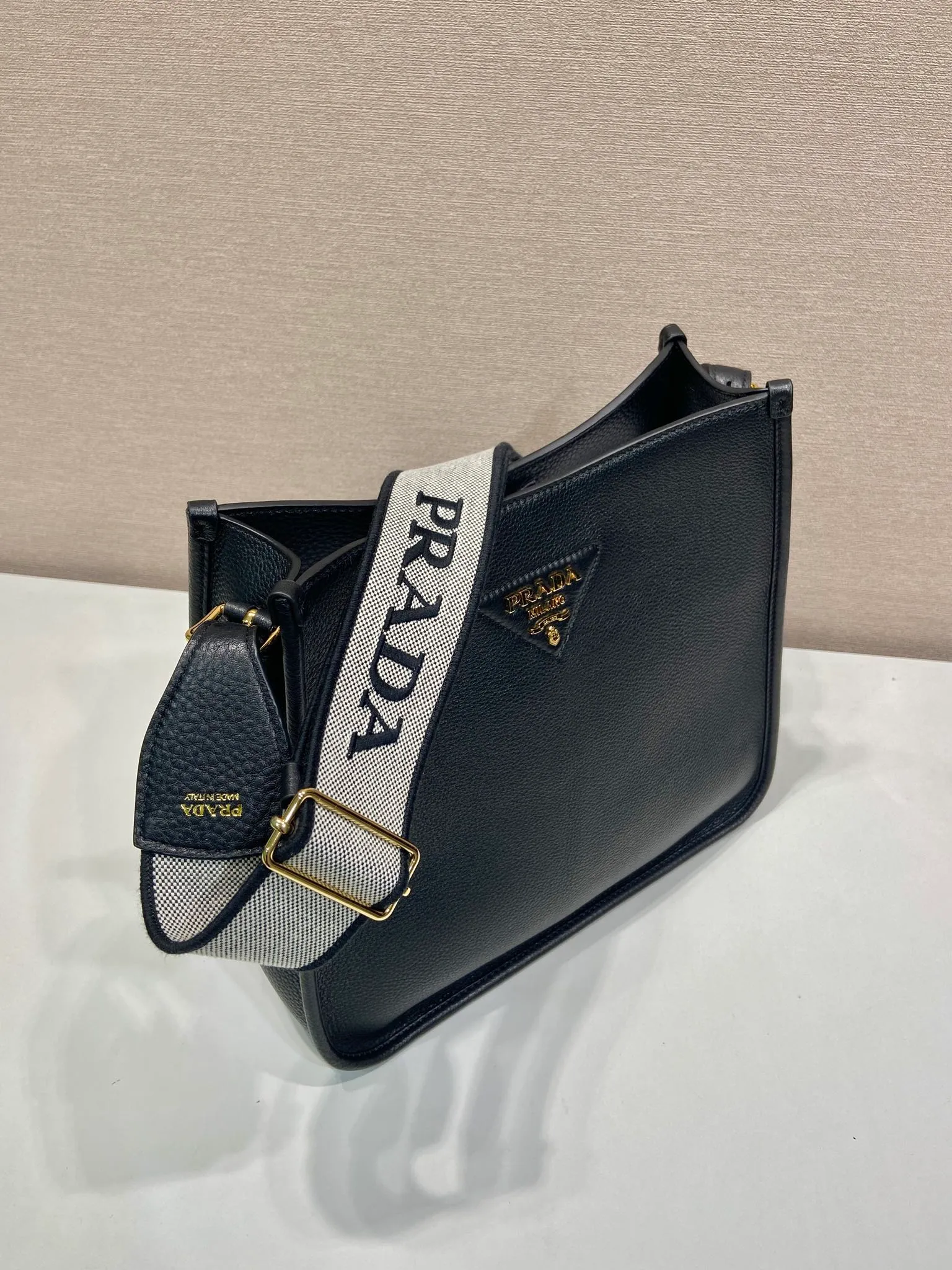 💰1800👏New fabric cross-body bag👏1BC073 large tote bag This leather mini shoulder bag has a simple design. A metallic triangle logo on the front adds signature tone. Equipped with detachable/adjustable logo printed webbing, the upper body effect is very beautiful😘😘highlighting its modern style. High fashion is the main fashion for daily matching. Hurry up and get it, it’s so beautiful👏👏 Length 30xH 28xH 12cm👏👏👏😘😘😘