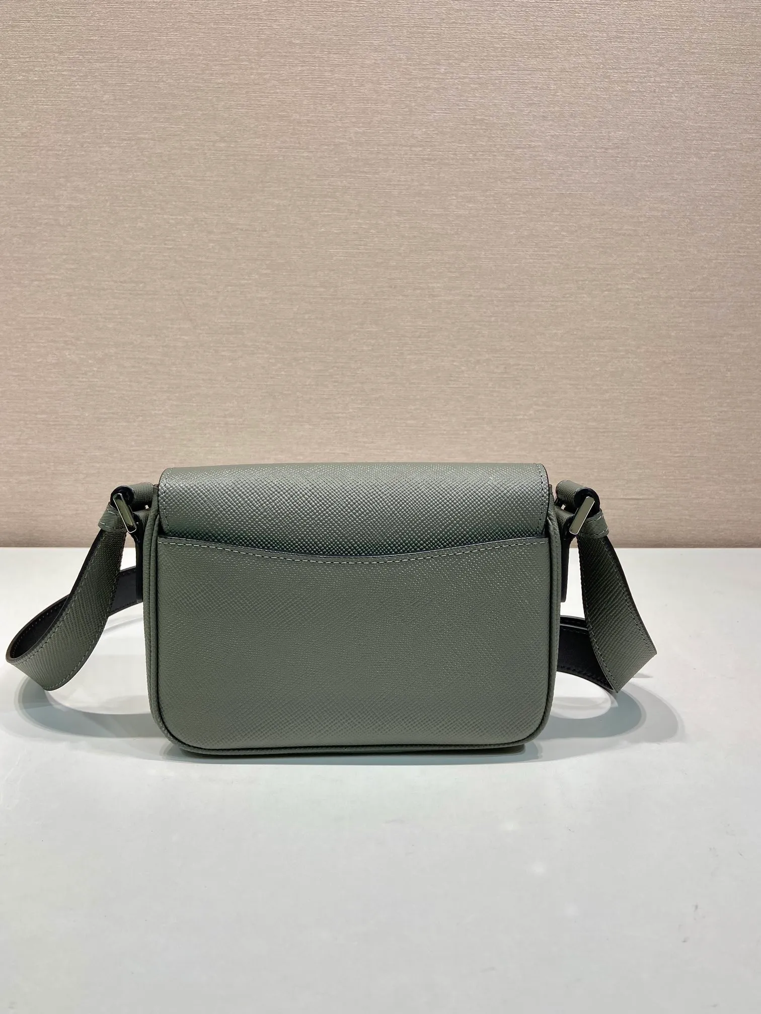 💰1640🎉New style🎉2VD065 shoulder bag new color🎉🎉 This shoulder bag is made of the iconic material Saffiano cowhide, with a magnetic flap design, a magnetic buckle pocket on the back, and an adjustable cowhide long shoulder strap design, presenting a practical and stylish minimalist design. The upper body effect is very cool 😎, another popular style that will never go out of style 🎉🎉Handsome guys, hurry up and get it 👏Length 19x Height 13x Bottom 5cm🎉🎉🎉👏👏👏
