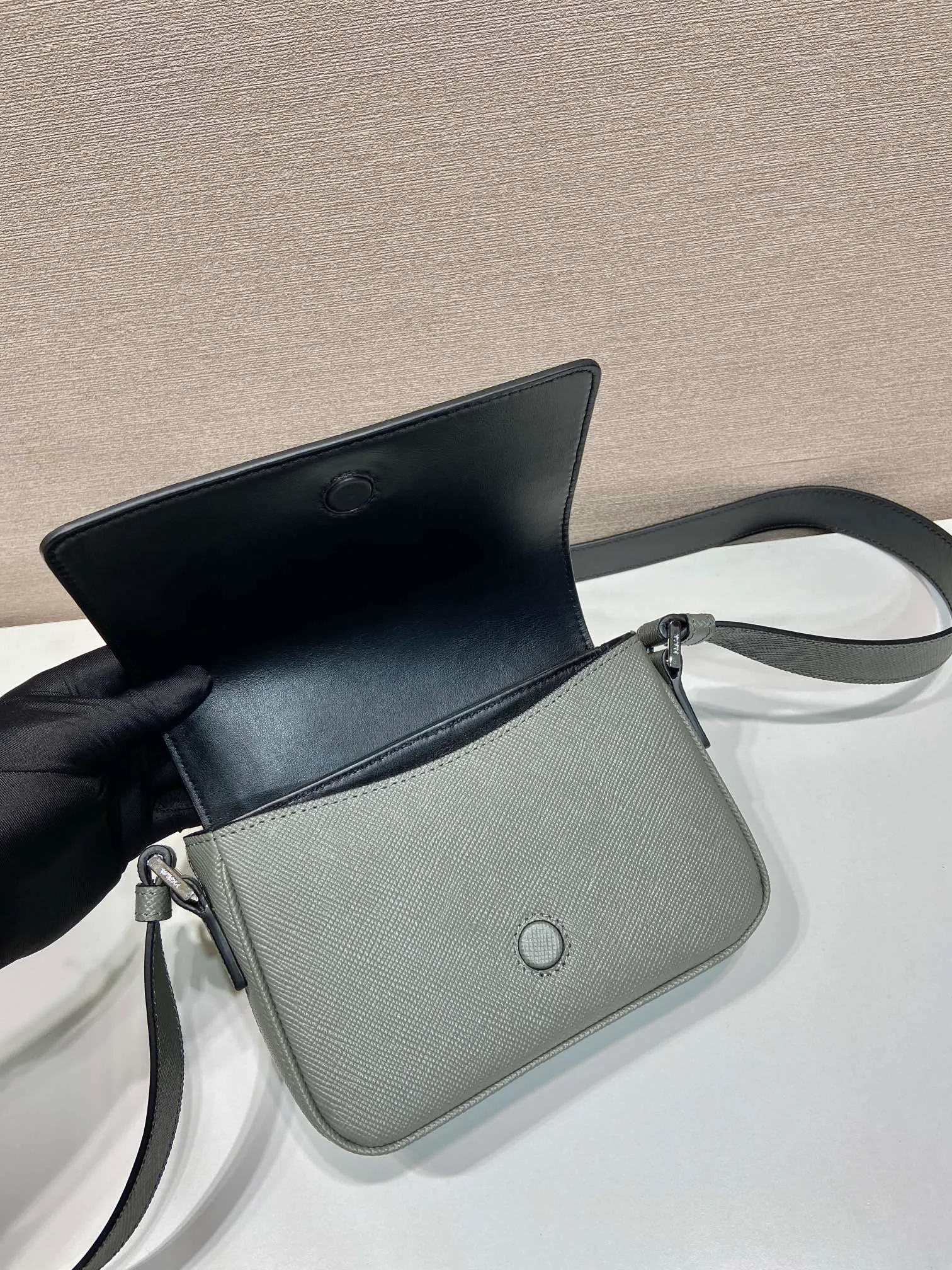 💰1640🎉New style🎉2VD065 shoulder bag new color🎉🎉 This shoulder bag is made of the iconic material Saffiano cowhide, with a magnetic flap design, a magnetic buckle pocket on the back, and an adjustable cowhide long shoulder strap design, presenting a practical and stylish minimalist design. The upper body effect is very cool 😎, another popular style that will never go out of style 🎉🎉Handsome guys, hurry up and get it 👏Length 19x Height 13x Bottom 5cm🎉🎉🎉👏👏👏