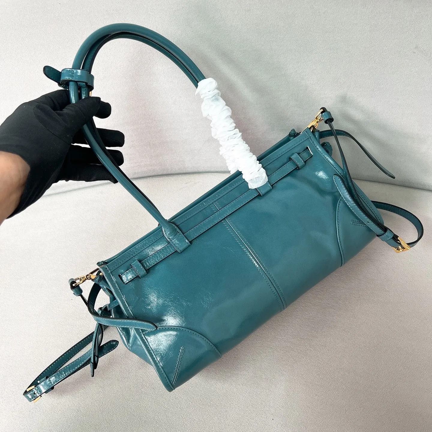💰1840✨New model debut✨Oil-wax leather LuxSoft handbag small size 1BA426 long handle New popular LuxSoftBag Retro oil-wax leather with gold hardware Iconic triangle logo Comes with a long shoulder strap Can be carried on one shoulder or crossbody The fashionable feel is straight forward Size 32*15.5*12 blue color