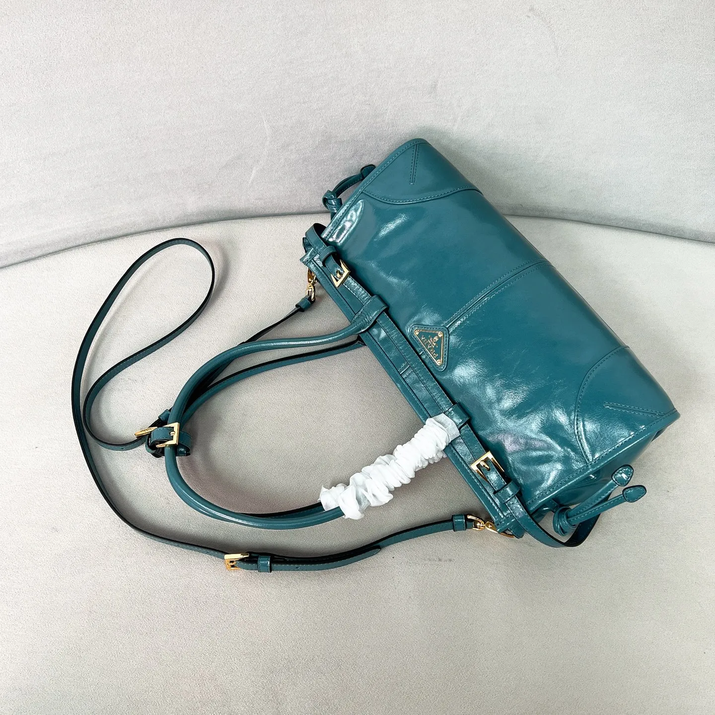 💰1840✨New model debut✨Oil-wax leather LuxSoft handbag small size 1BA426 long handle New popular LuxSoftBag Retro oil-wax leather with gold hardware Iconic triangle logo Comes with a long shoulder strap Can be carried on one shoulder or crossbody The fashionable feel is straight forward Size 32*15.5*12 blue color