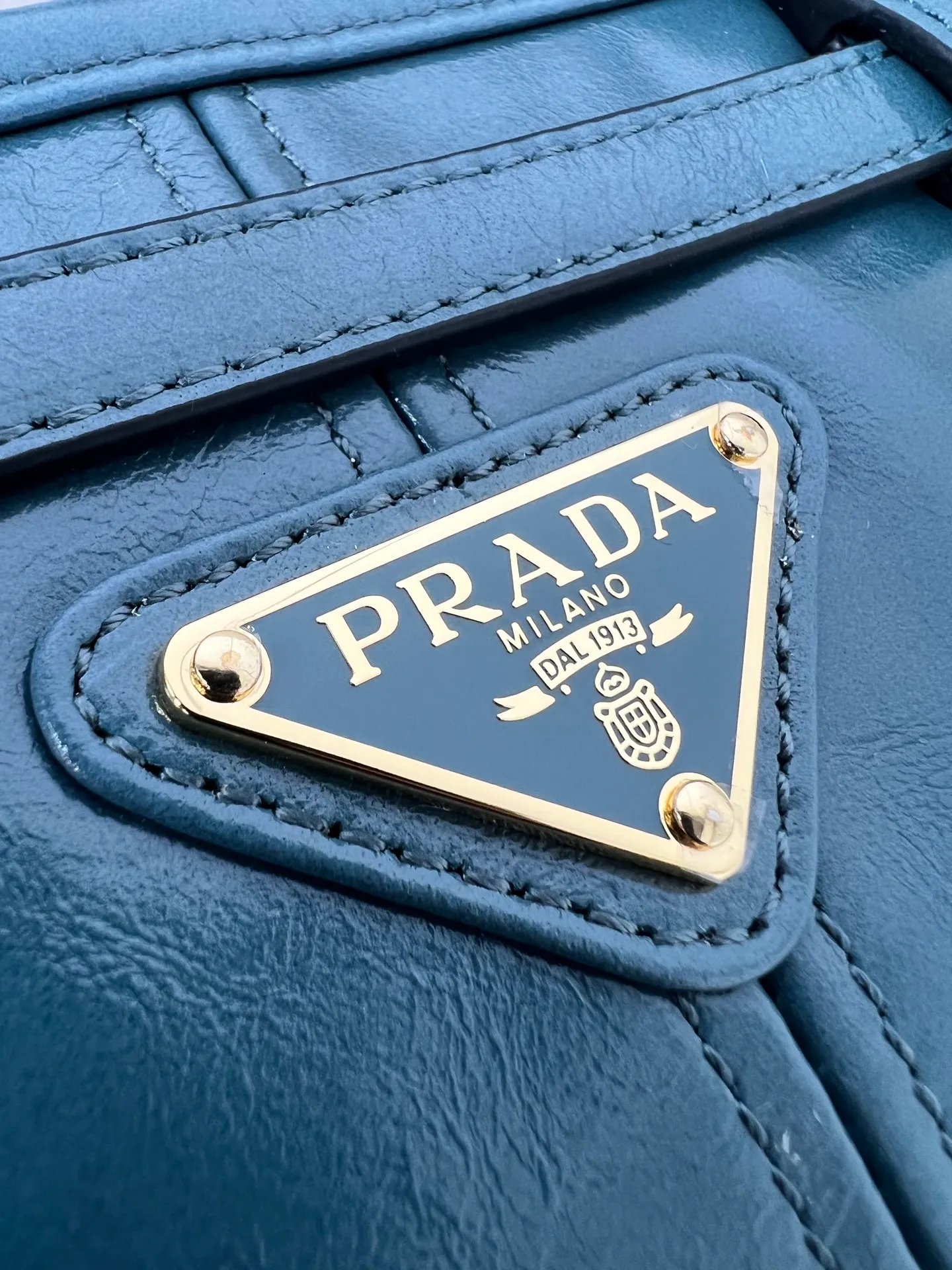 💰1840✨New model debut✨Oil-wax leather LuxSoft handbag small size 1BA426 long handle New popular LuxSoftBag Retro oil-wax leather with gold hardware Iconic triangle logo Comes with a long shoulder strap Can be carried on one shoulder or crossbody The fashionable feel is straight forward Size 32*15.5*12 blue color