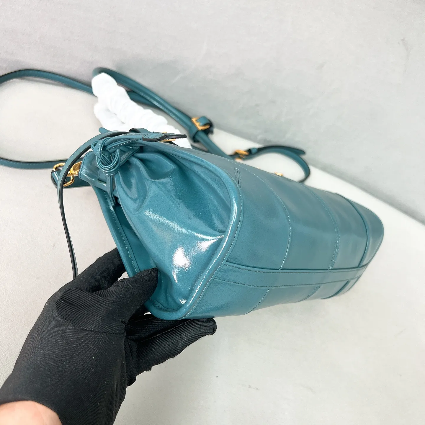 💰1840✨New model debut✨Oil-wax leather LuxSoft handbag small size 1BA426 long handle New popular LuxSoftBag Retro oil-wax leather with gold hardware Iconic triangle logo Comes with a long shoulder strap Can be carried on one shoulder or crossbody The fashionable feel is straight forward Size 32*15.5*12 blue color